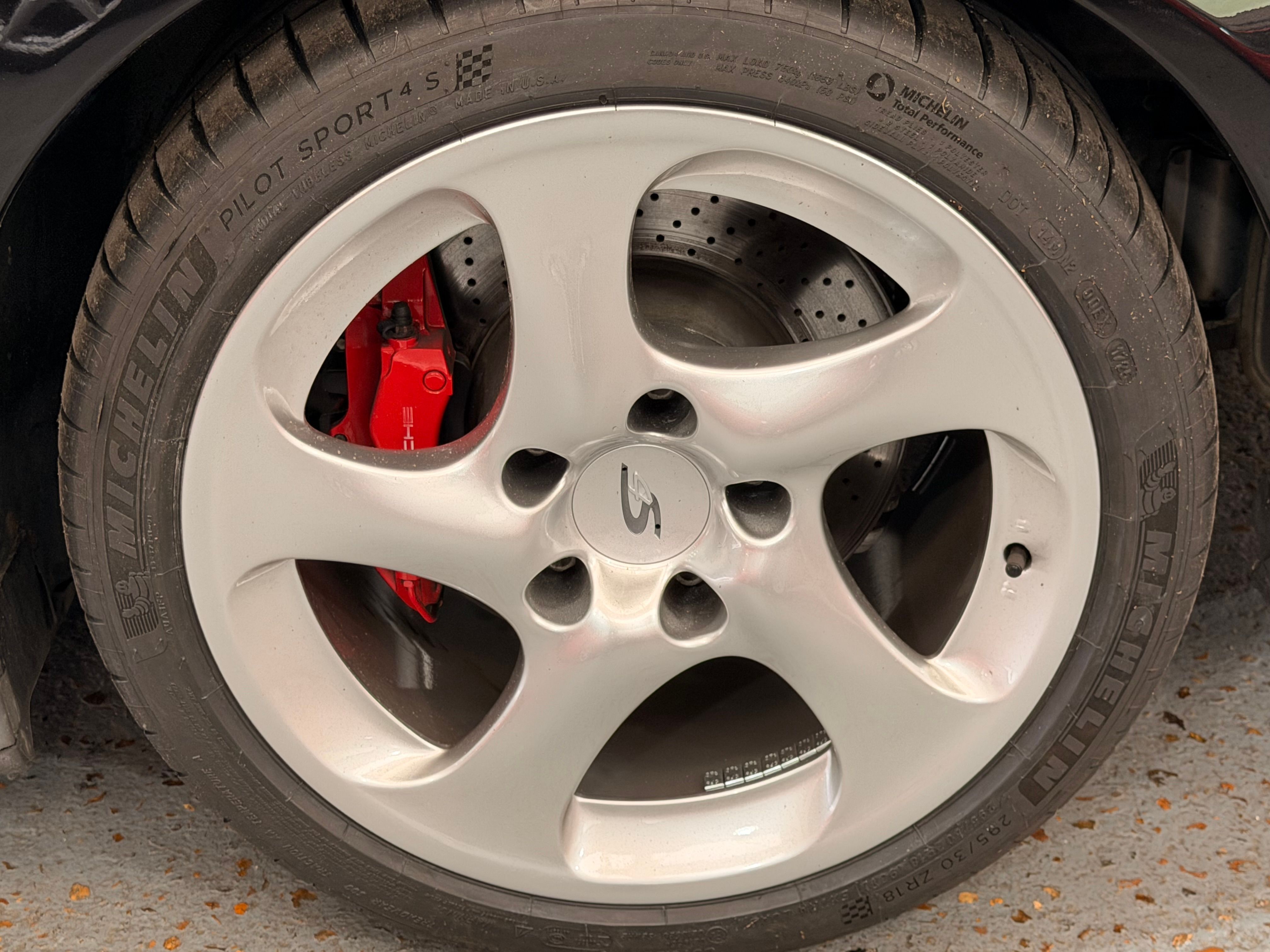 Porsche 996 Carrera 4S 2003 — jante et pneumatique (25)