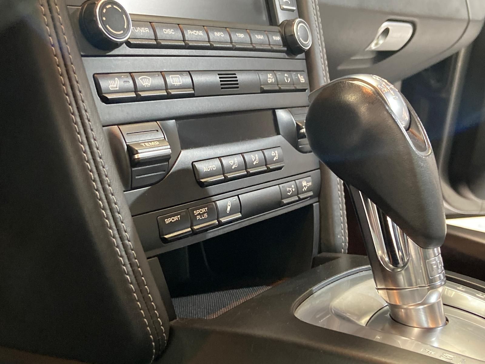 Porsche 997 Carrera 4 2011 — detail (40)