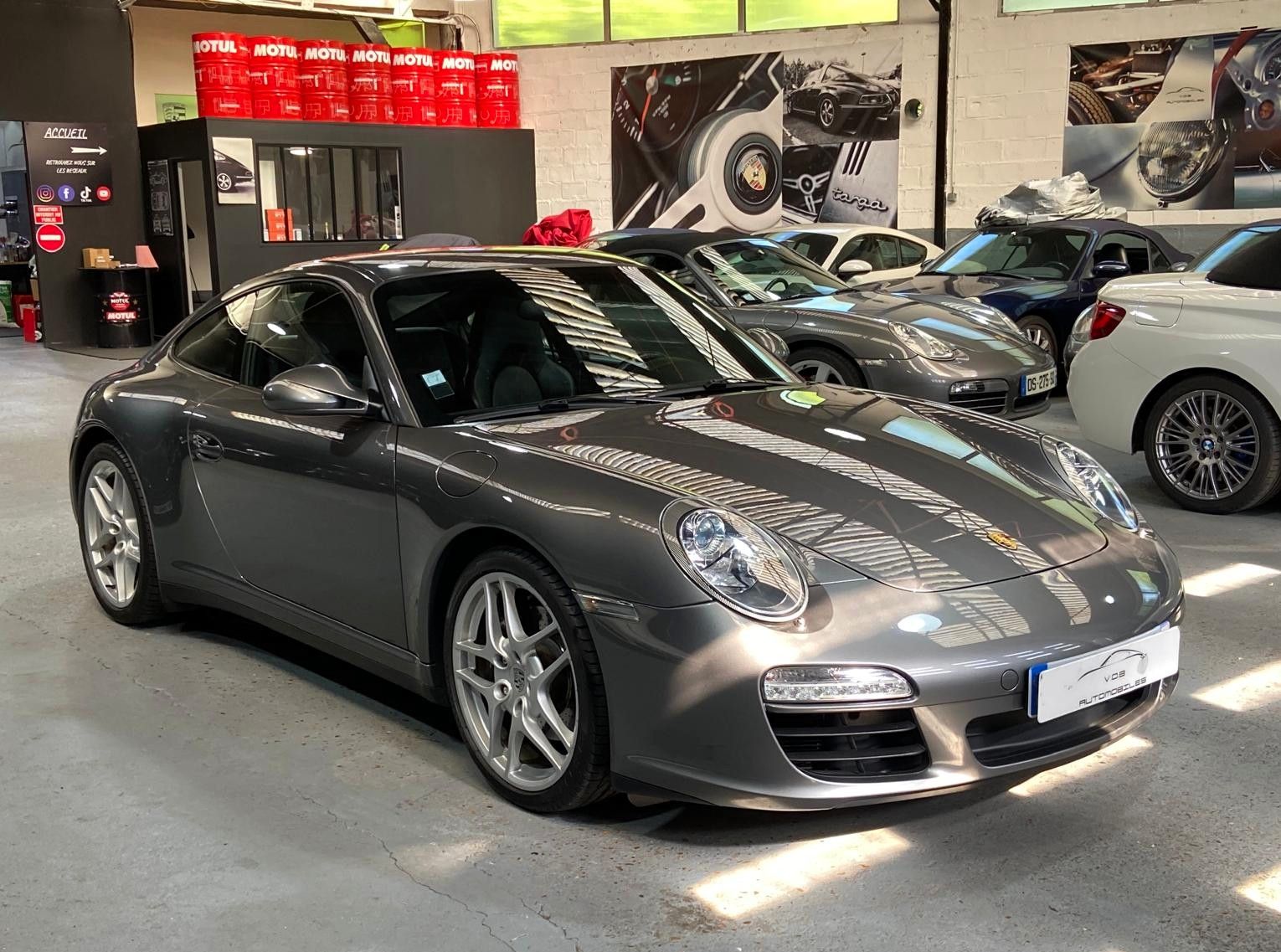 Porsche 997 Carrera 4 2011 — vue avant trois-quarts (1)