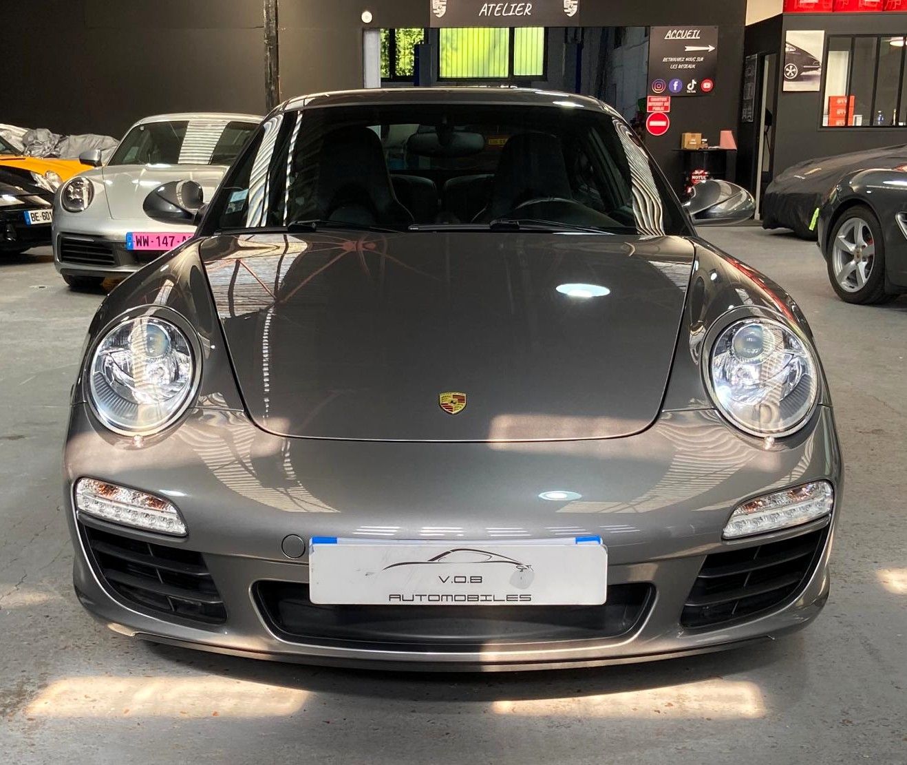 Porsche 997 Carrera 4 2011 — vue de face (8)