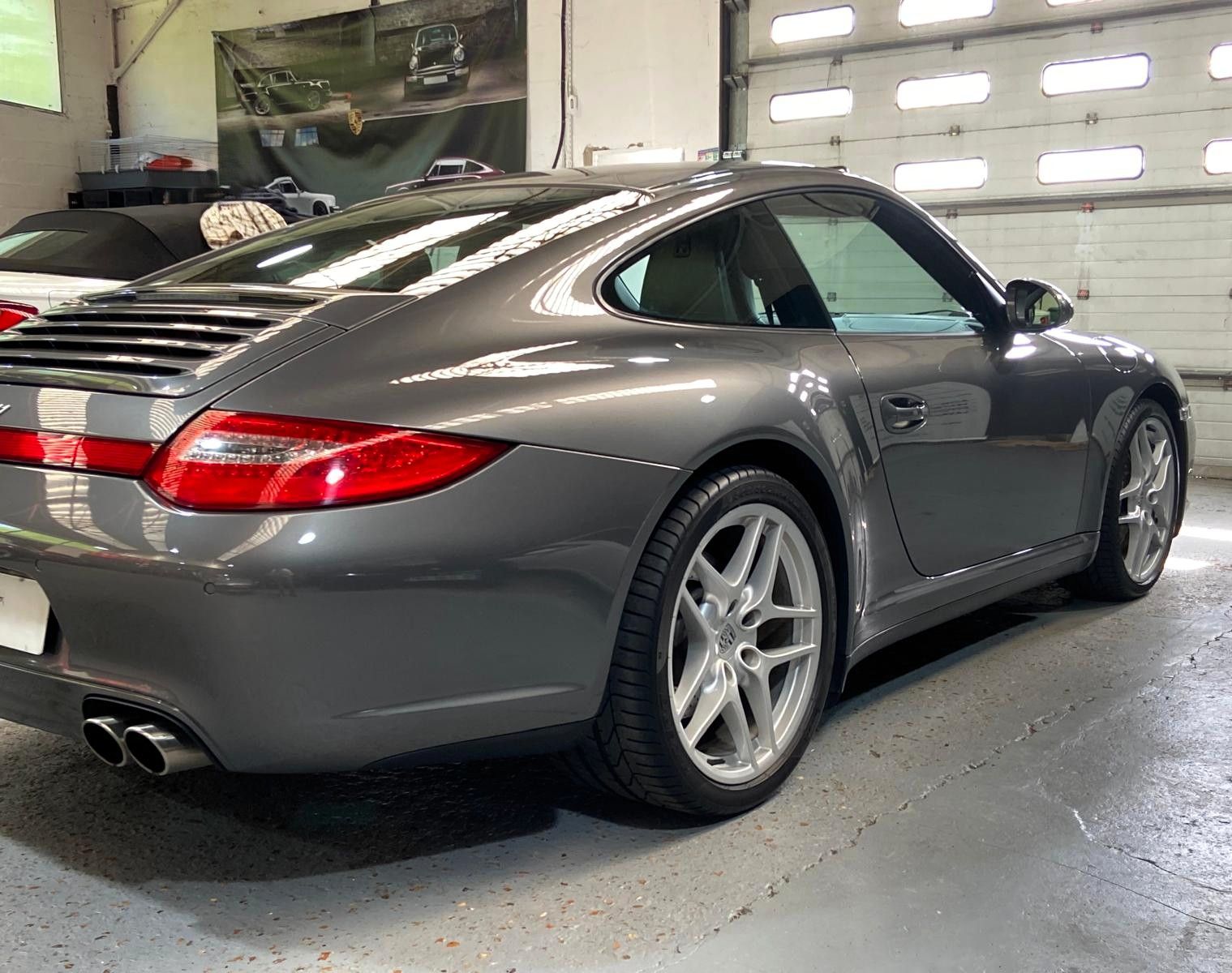 Porsche 997 Carrera 4 2011 — vue arriere trois-quarts (15)