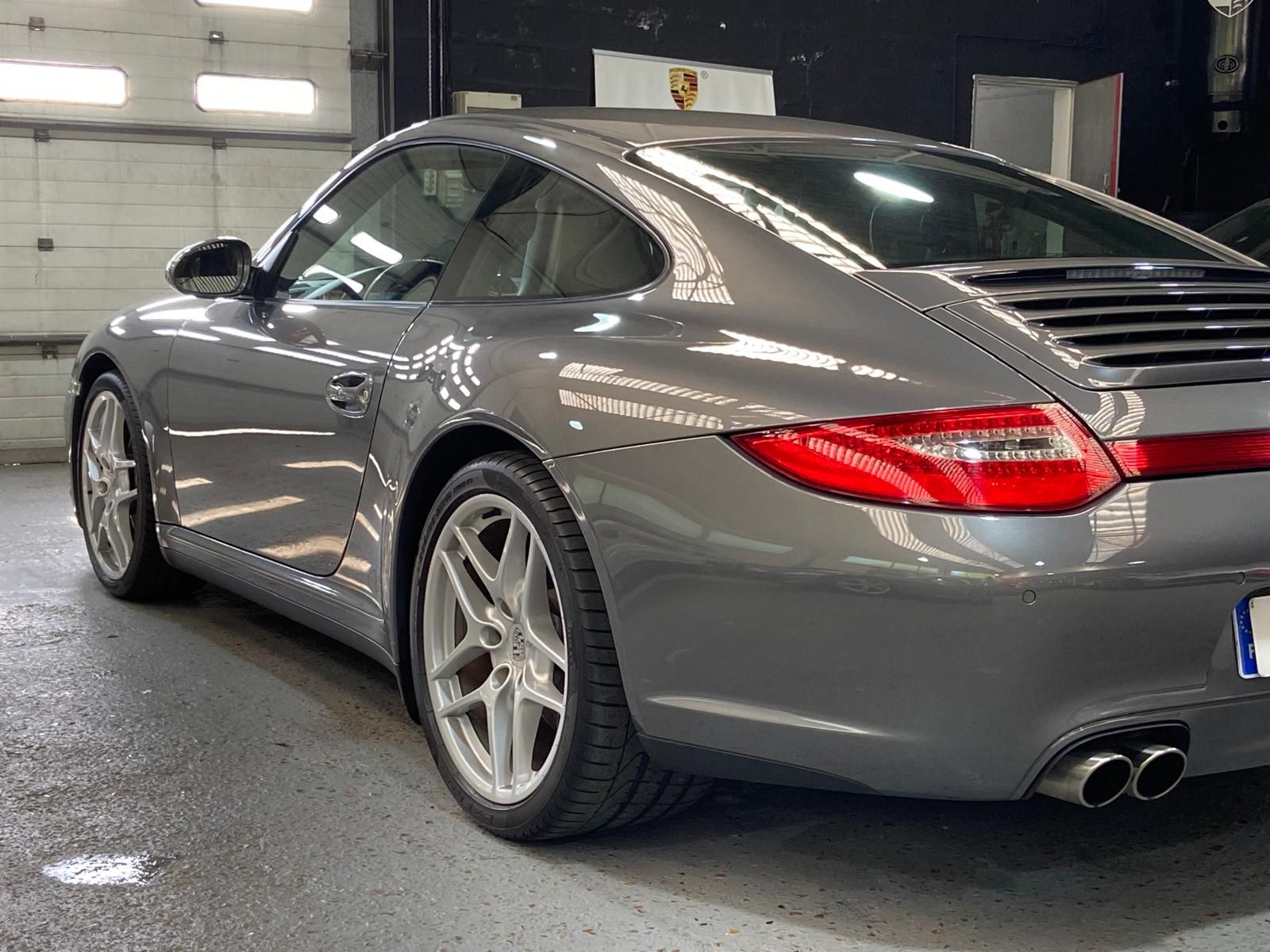 Porsche 997 Carrera 4 2011 — vue arriere trois-quarts (17)