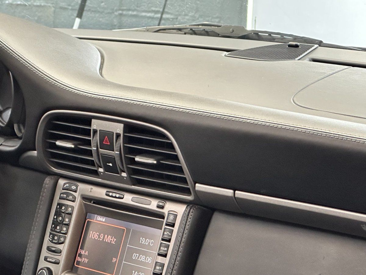 Porsche 997 Carrera Cabriolet 2006 — detail interieur (47)