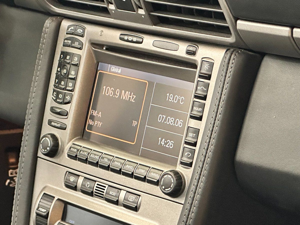 Porsche 997 Carrera Cabriolet 2006 — detail interieur (55)