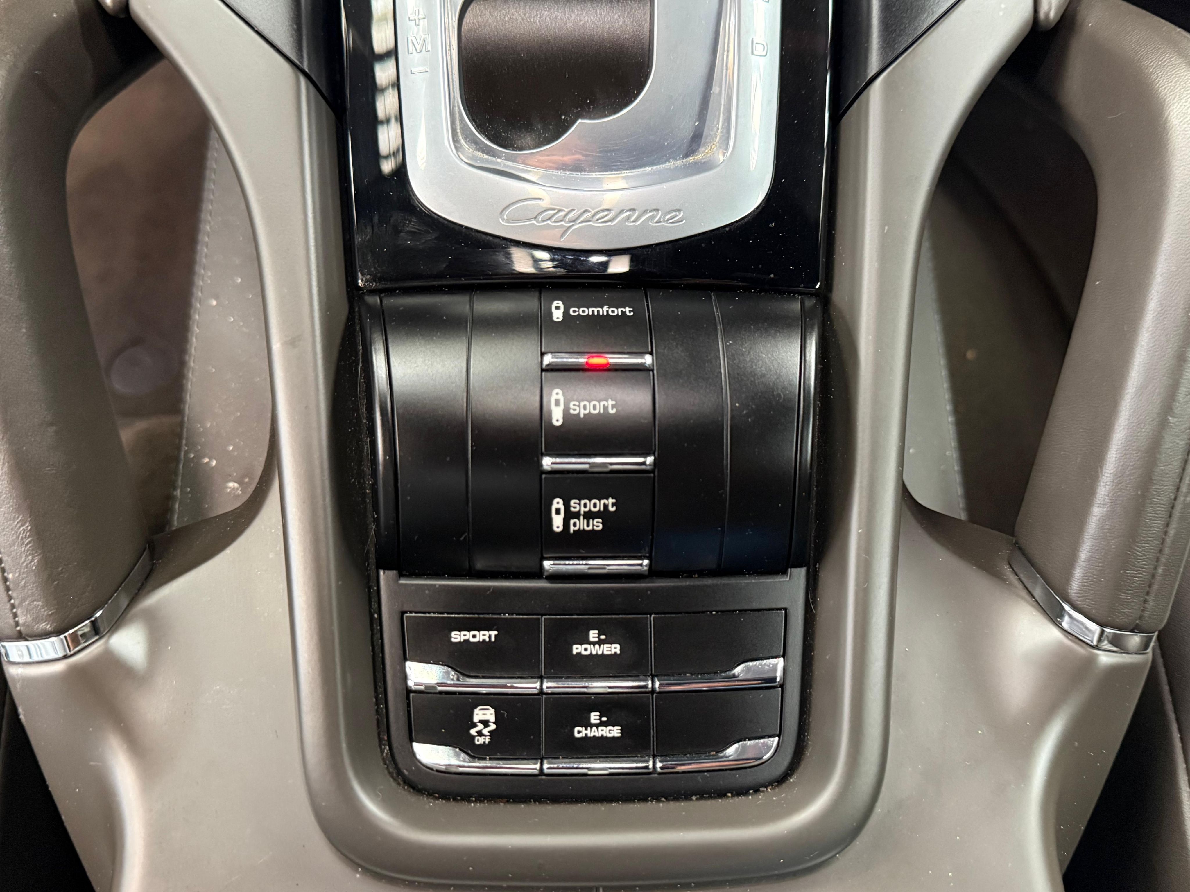 Porsche Cayenne 2015 — detail (28)