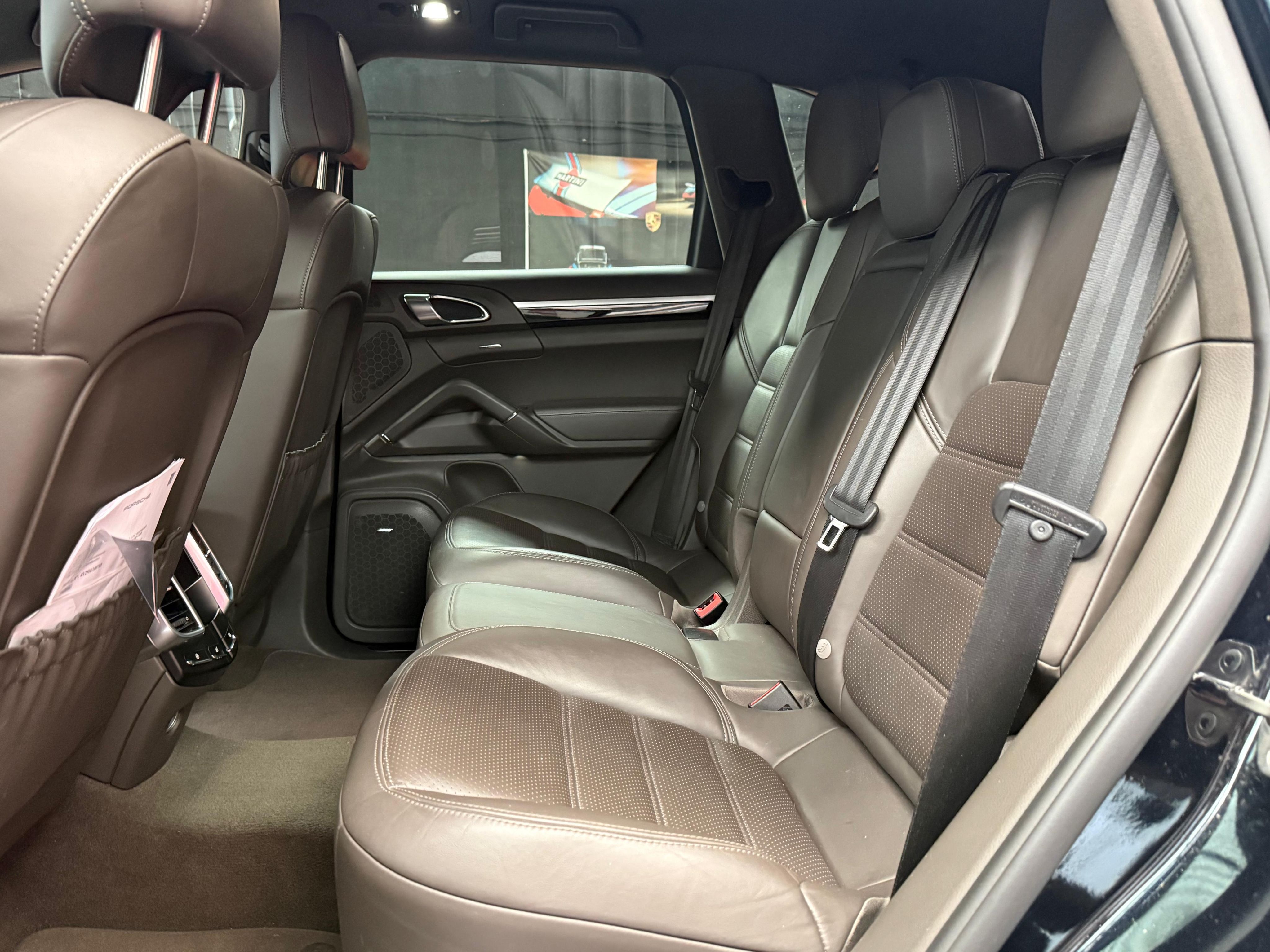 Porsche Cayenne 2015 — places arriere (18)