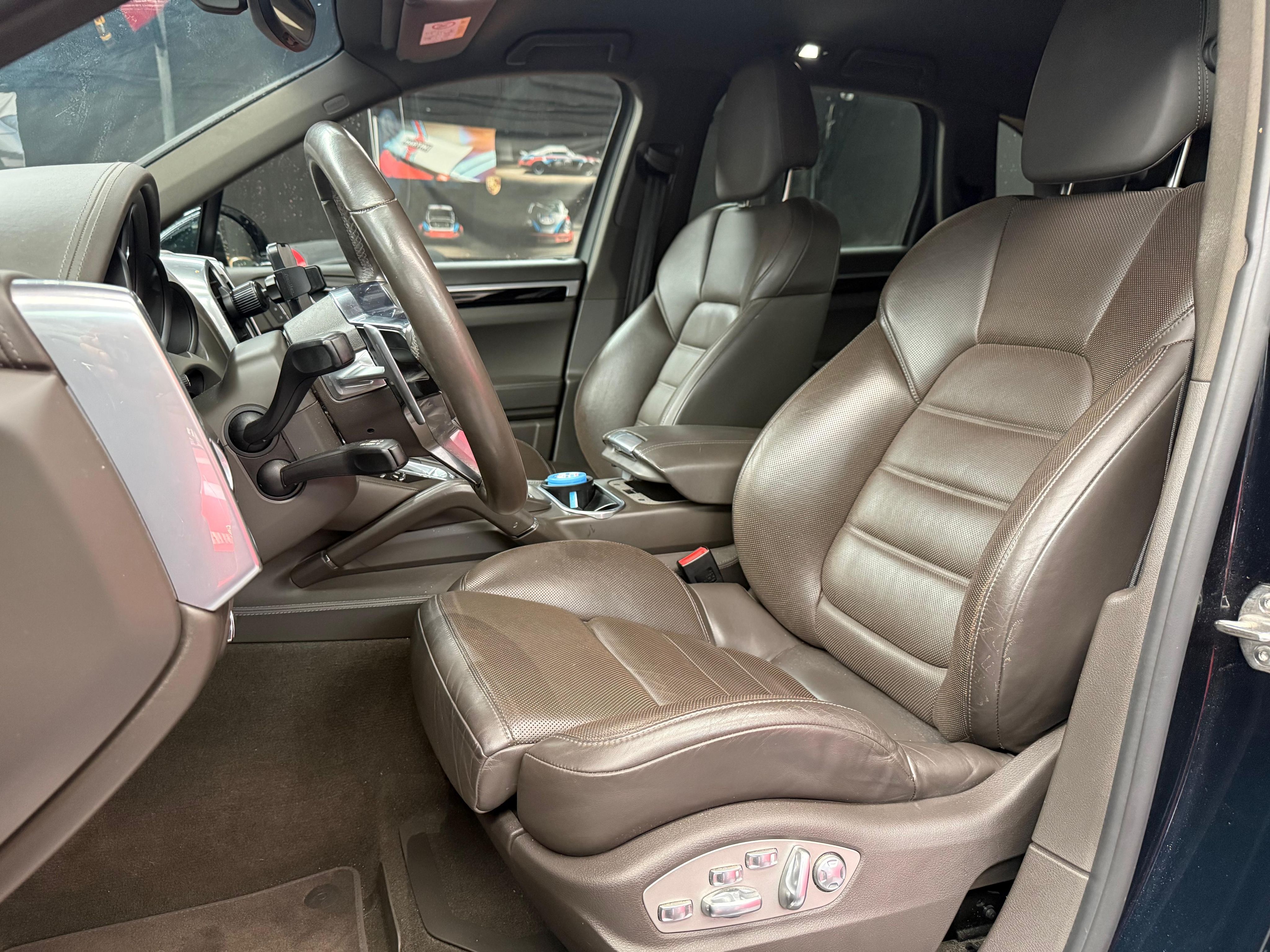 Porsche Cayenne 2015 — sieges (15)