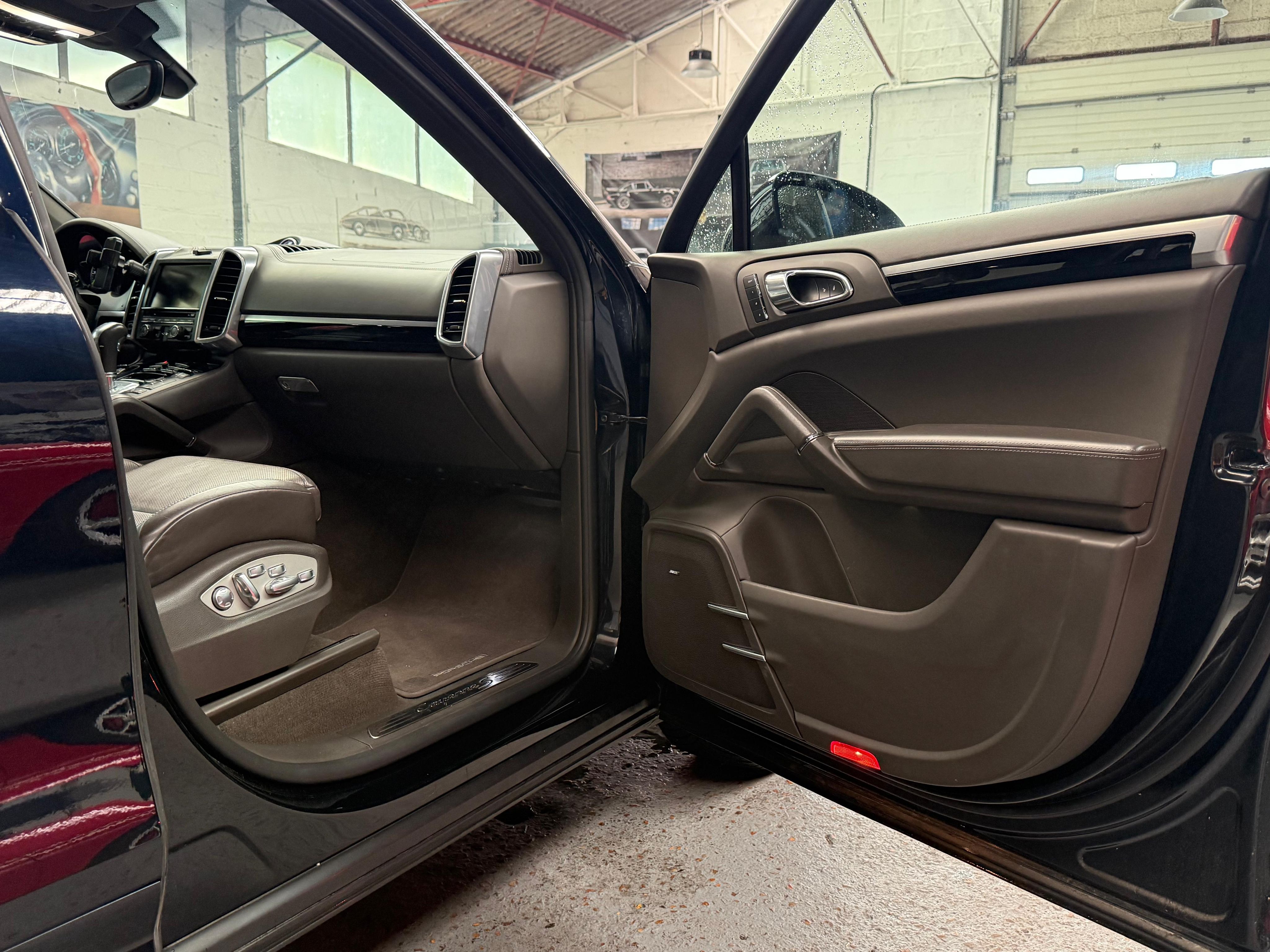 Porsche Cayenne 2015 — sieges (17)