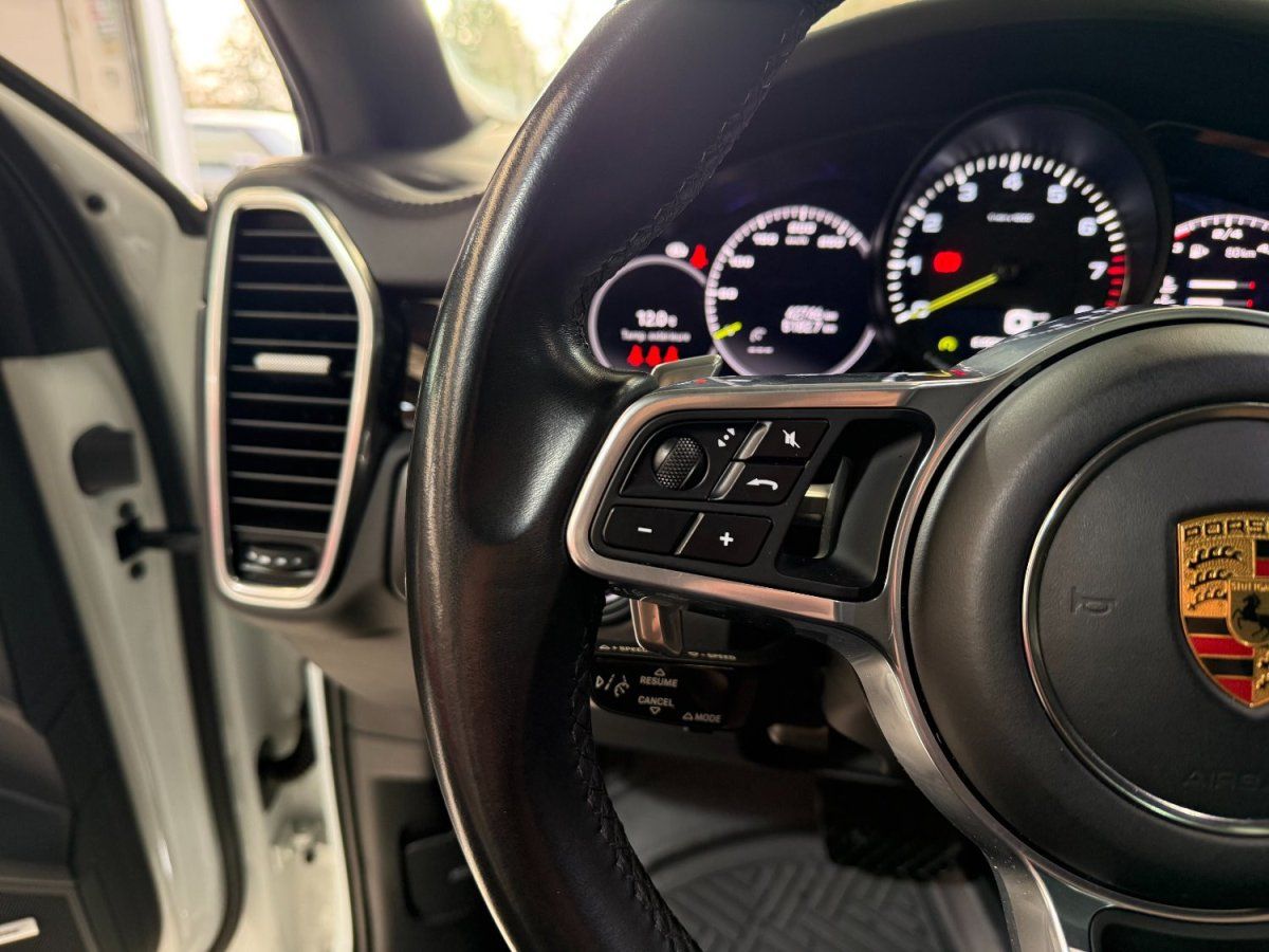 Porsche Cayenne E-Hybrid 2021 — detail interieur (11)