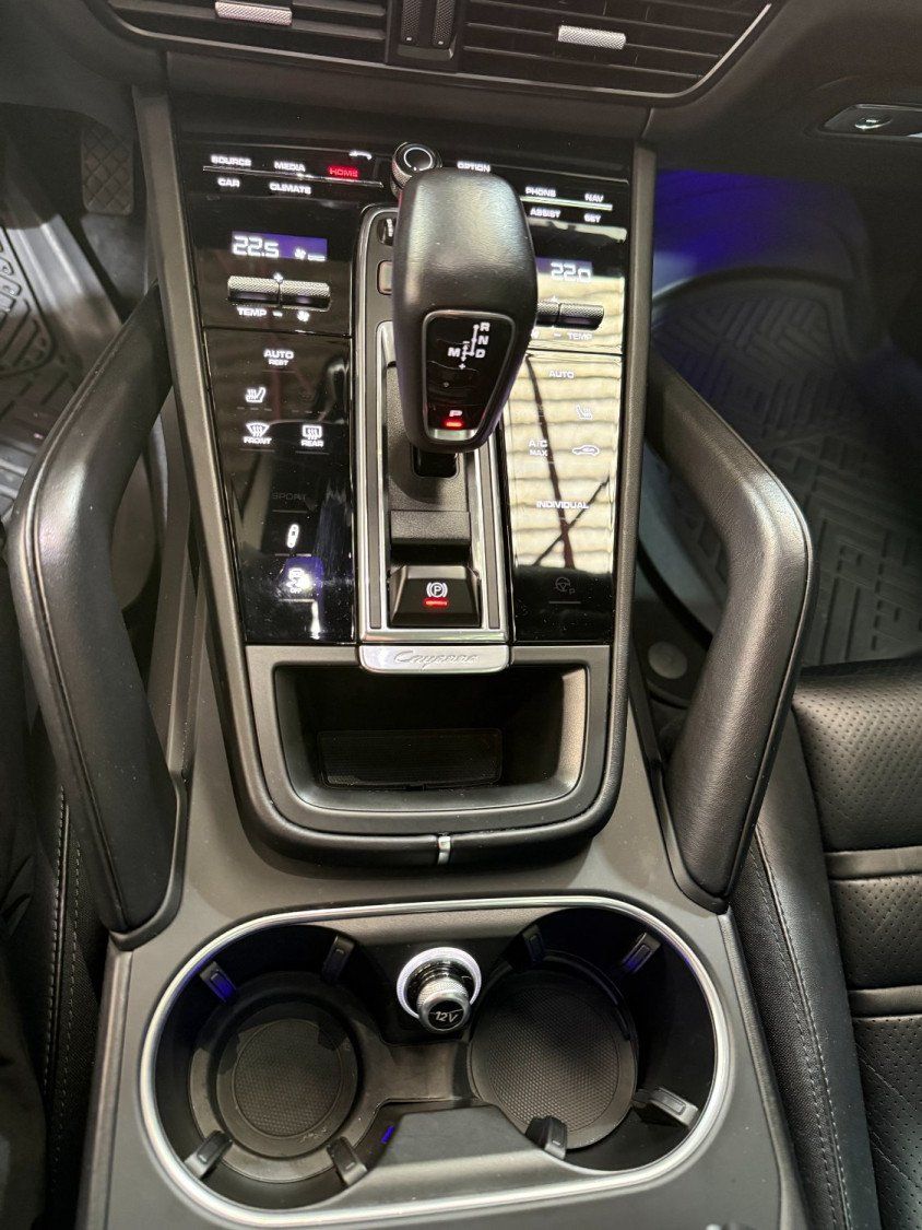Porsche Cayenne E-Hybrid 2021 — detail interieur (8)