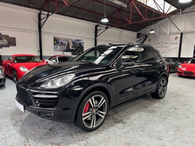 Porsche Cayenne II Turbo 2013 — vue avant trois-quarts (1)
