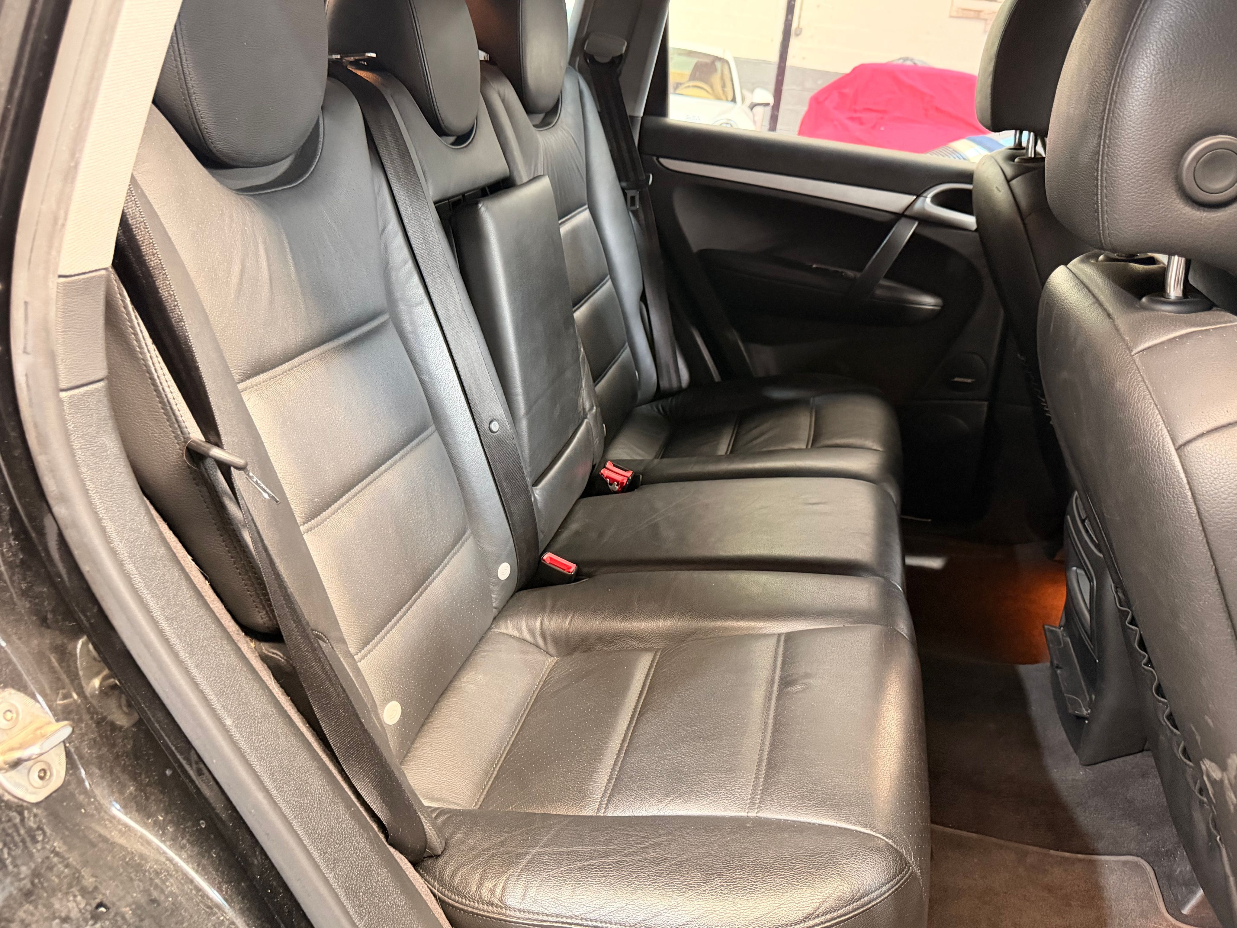 Porsche Cayenne S 2005 — places arriere (29)