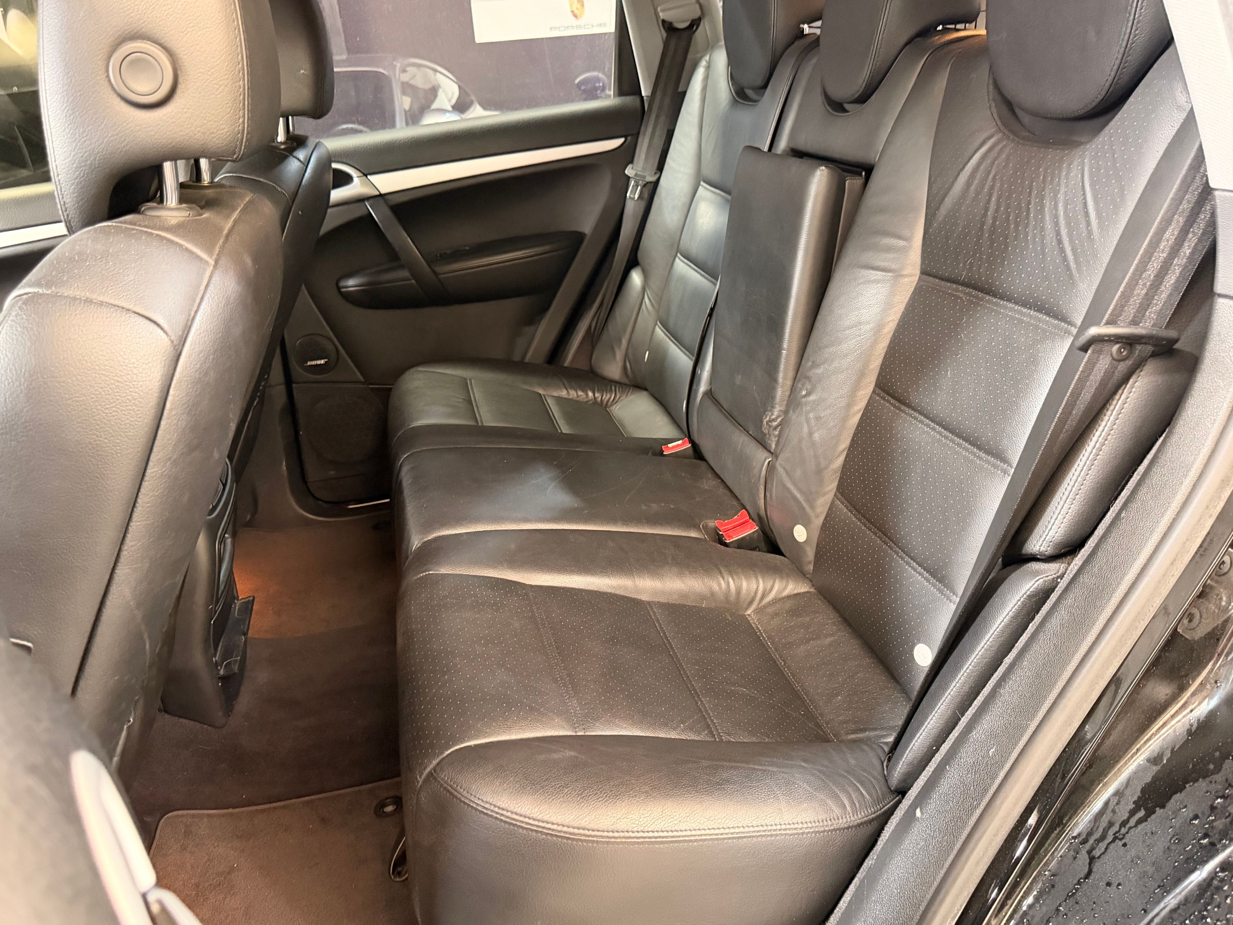 Porsche Cayenne S 2005 — places arriere (28)