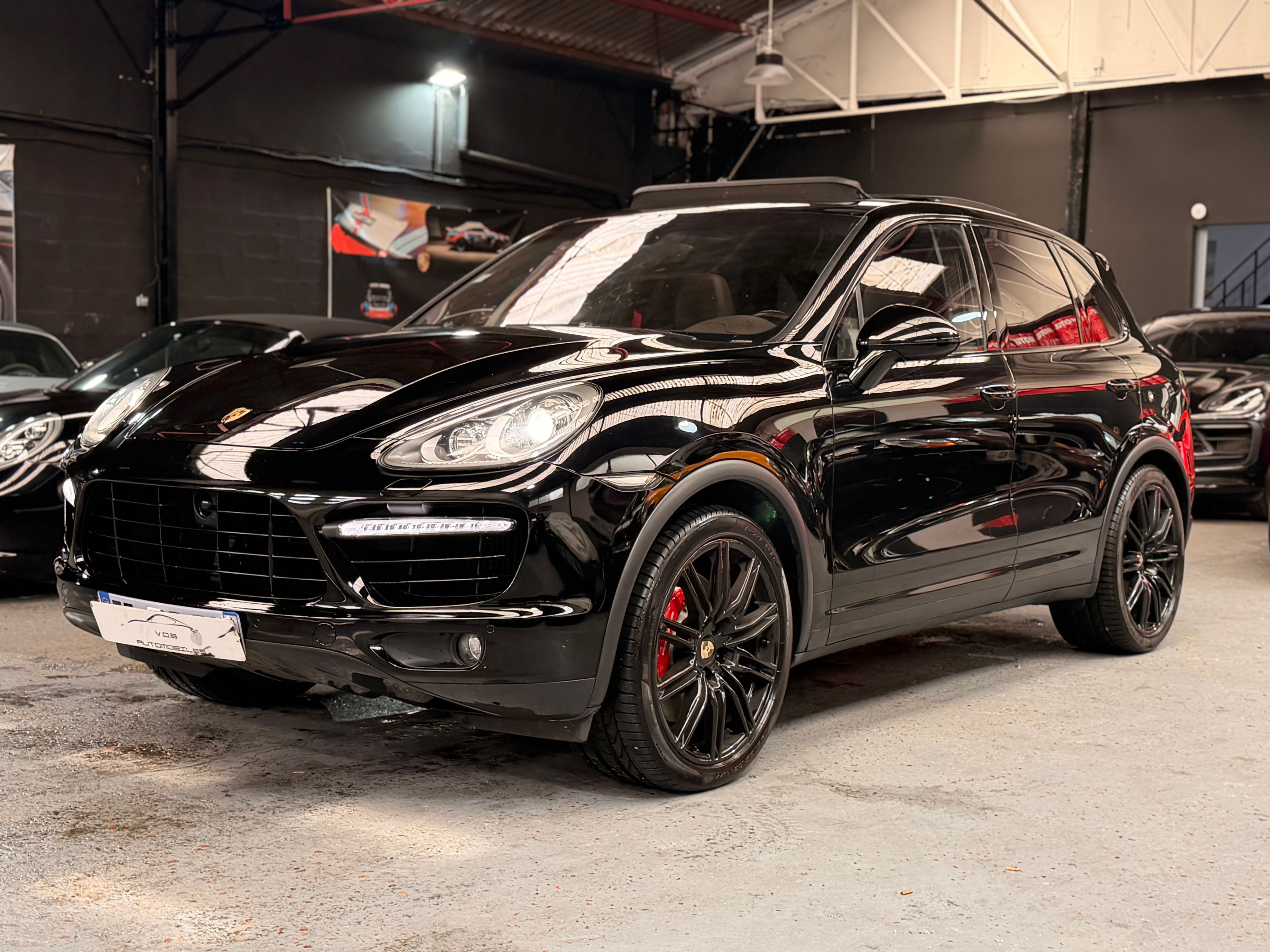 Porsche Cayenne II Turbo 4.8 500cv PDK Full options 2011 — vue avant trois-quarts (1)
