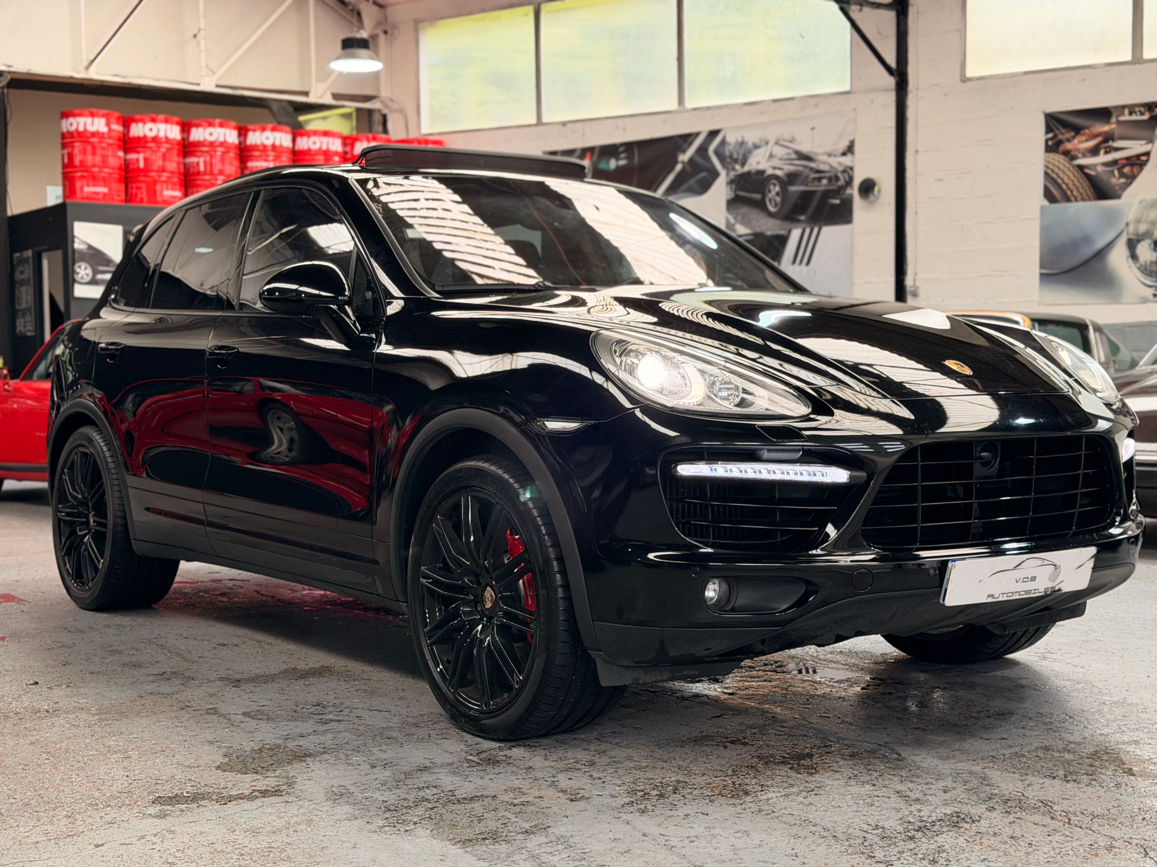 Porsche Cayenne II Turbo 4.8 500cv PDK Full options 2011 — vue avant trois-quarts (2)