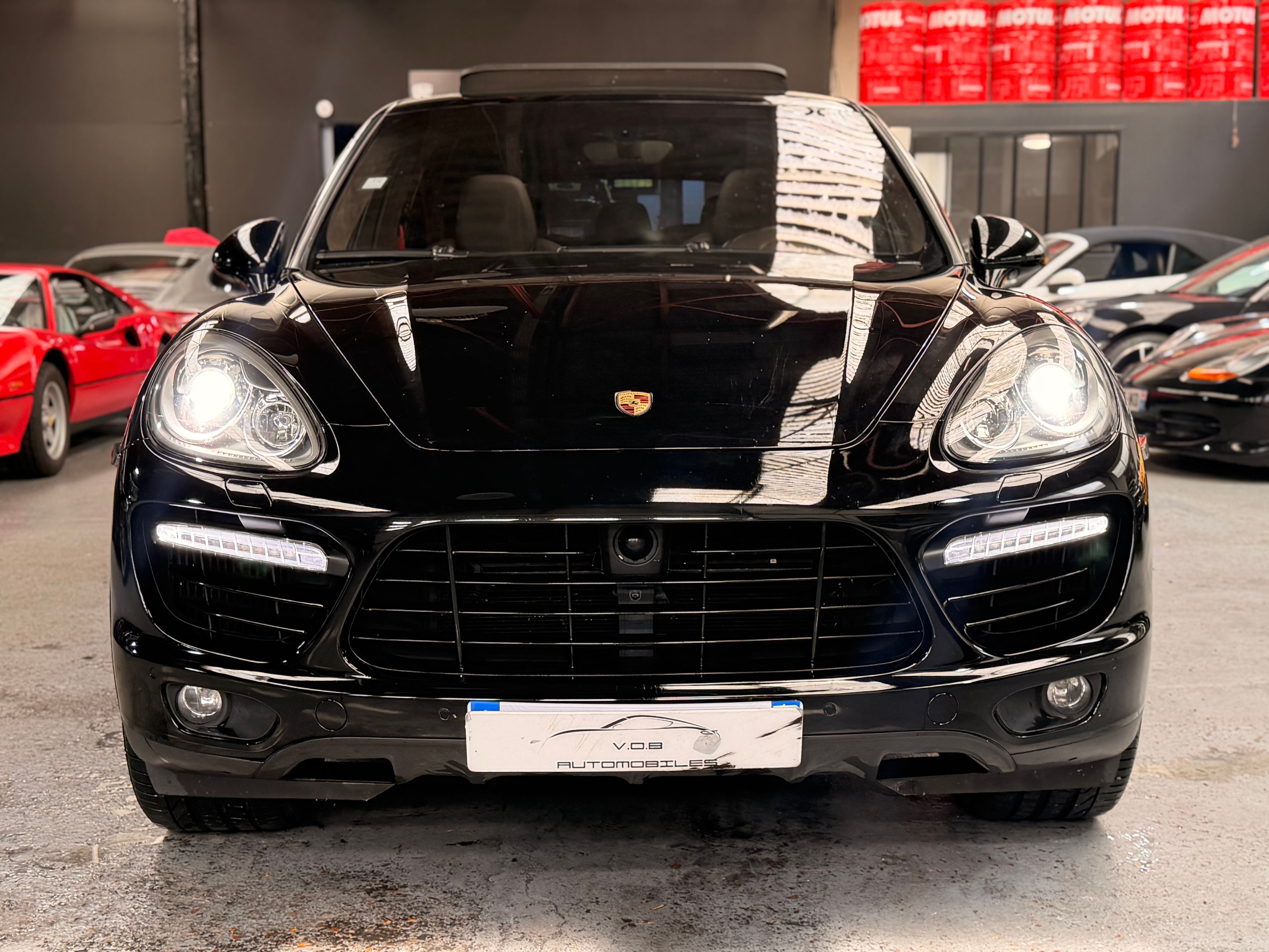 Porsche Cayenne II Turbo 4.8 500cv PDK Full options 2011 — vue de face (3)
