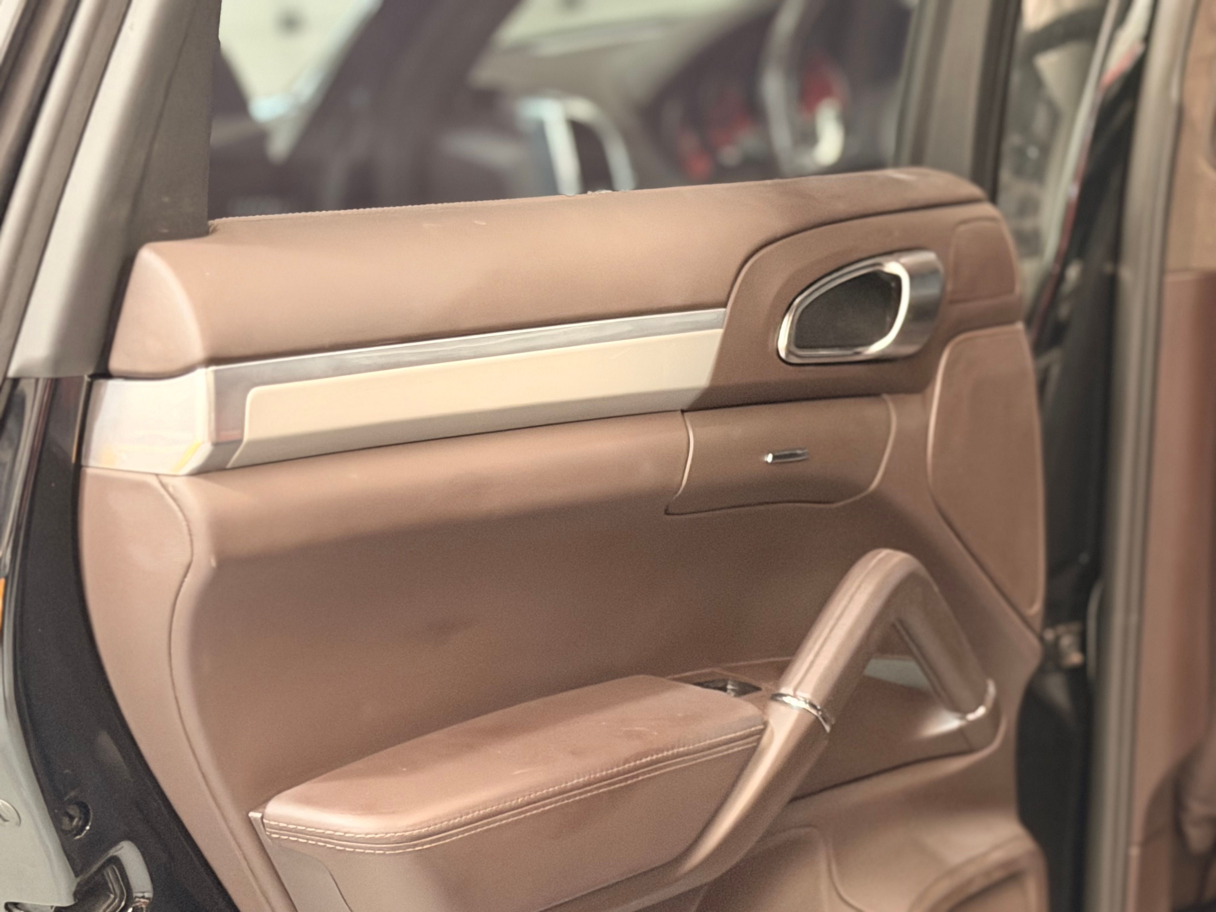 Porsche Cayenne II Turbo 4.8 500cv PDK Full options 2011 — places arriere (18)