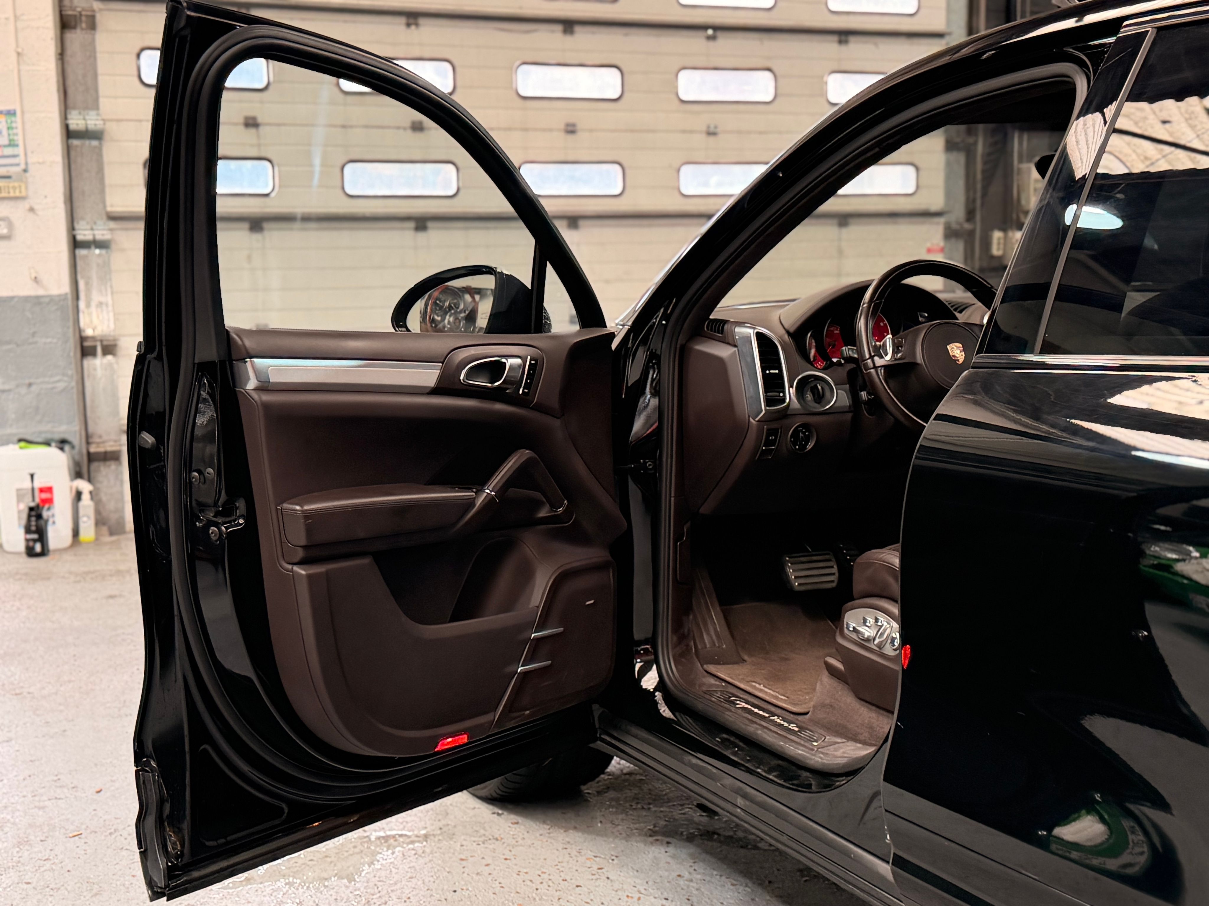 Porsche Cayenne II Turbo 4.8 500cv PDK Full options 2011 — sieges (17)