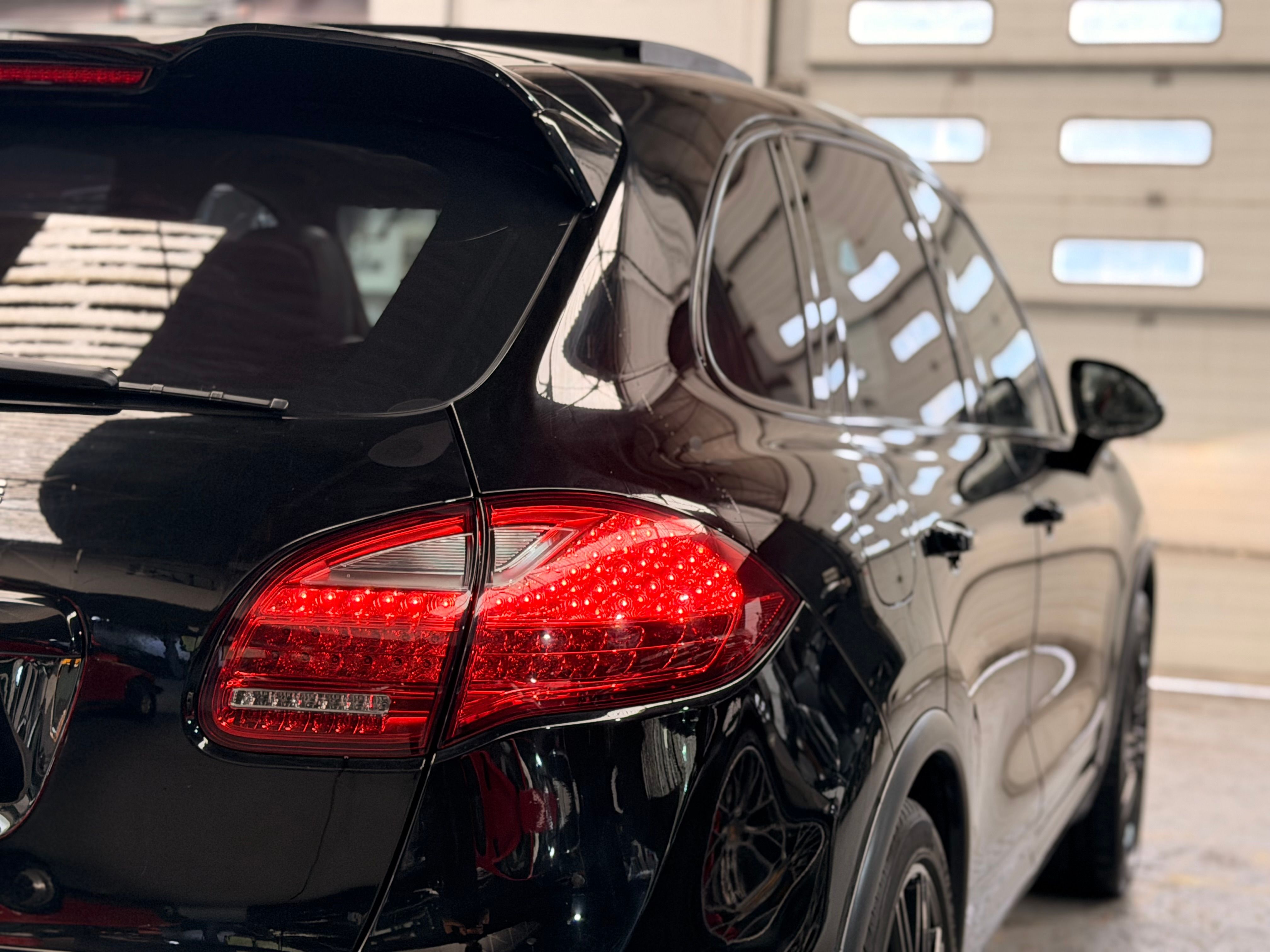 Porsche Cayenne II Turbo 4.8 500cv PDK Full options 2011 — vue arriere trois-quarts (10)