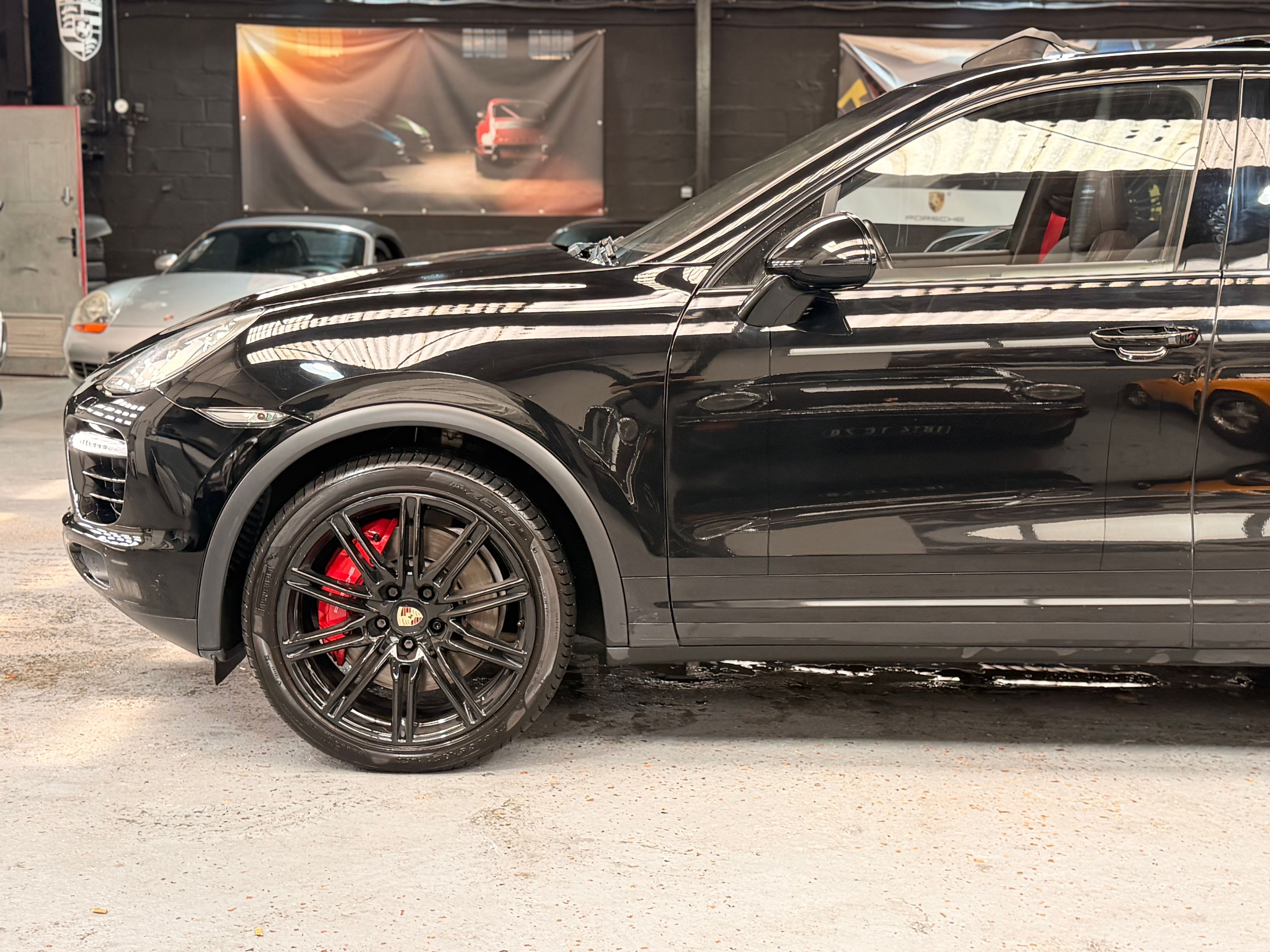 Porsche Cayenne II Turbo 4.8 500cv PDK Full options 2011 — profil lateral (4)