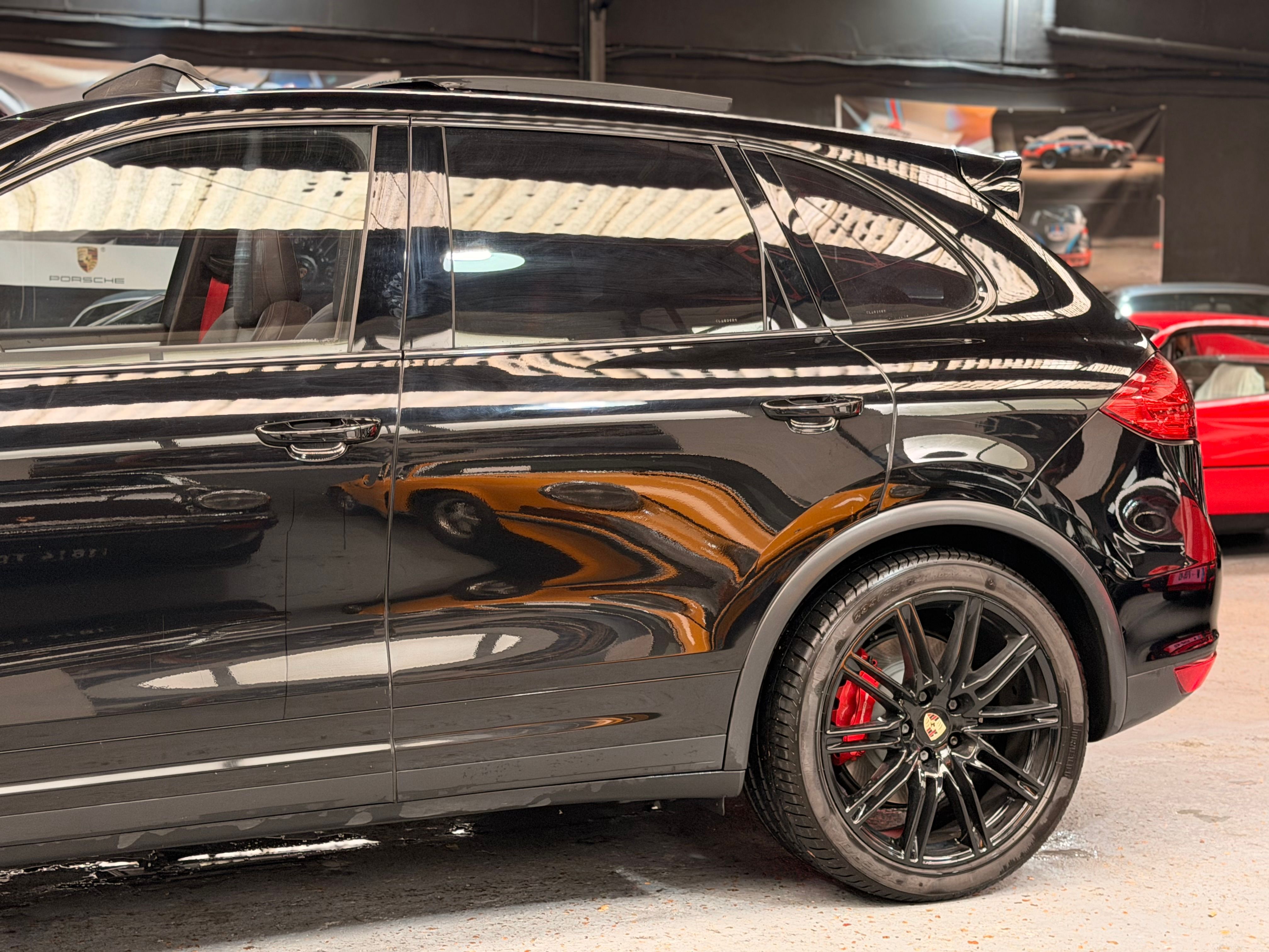 Porsche Cayenne II Turbo 4.8 500cv PDK Full options 2011 — profil lateral (5)