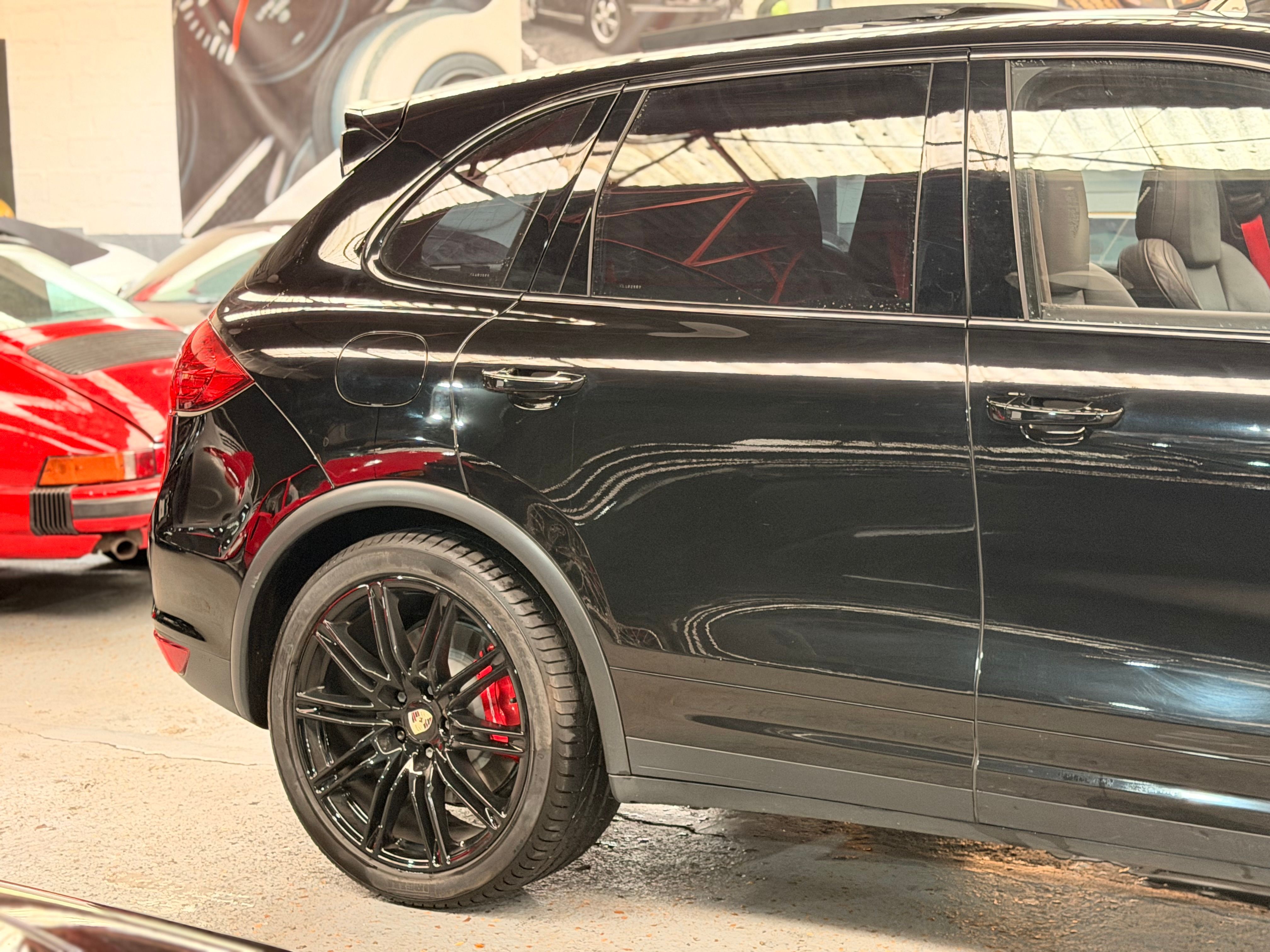 Porsche Cayenne II Turbo 4.8 500cv PDK Full options 2011 — profil lateral (6)