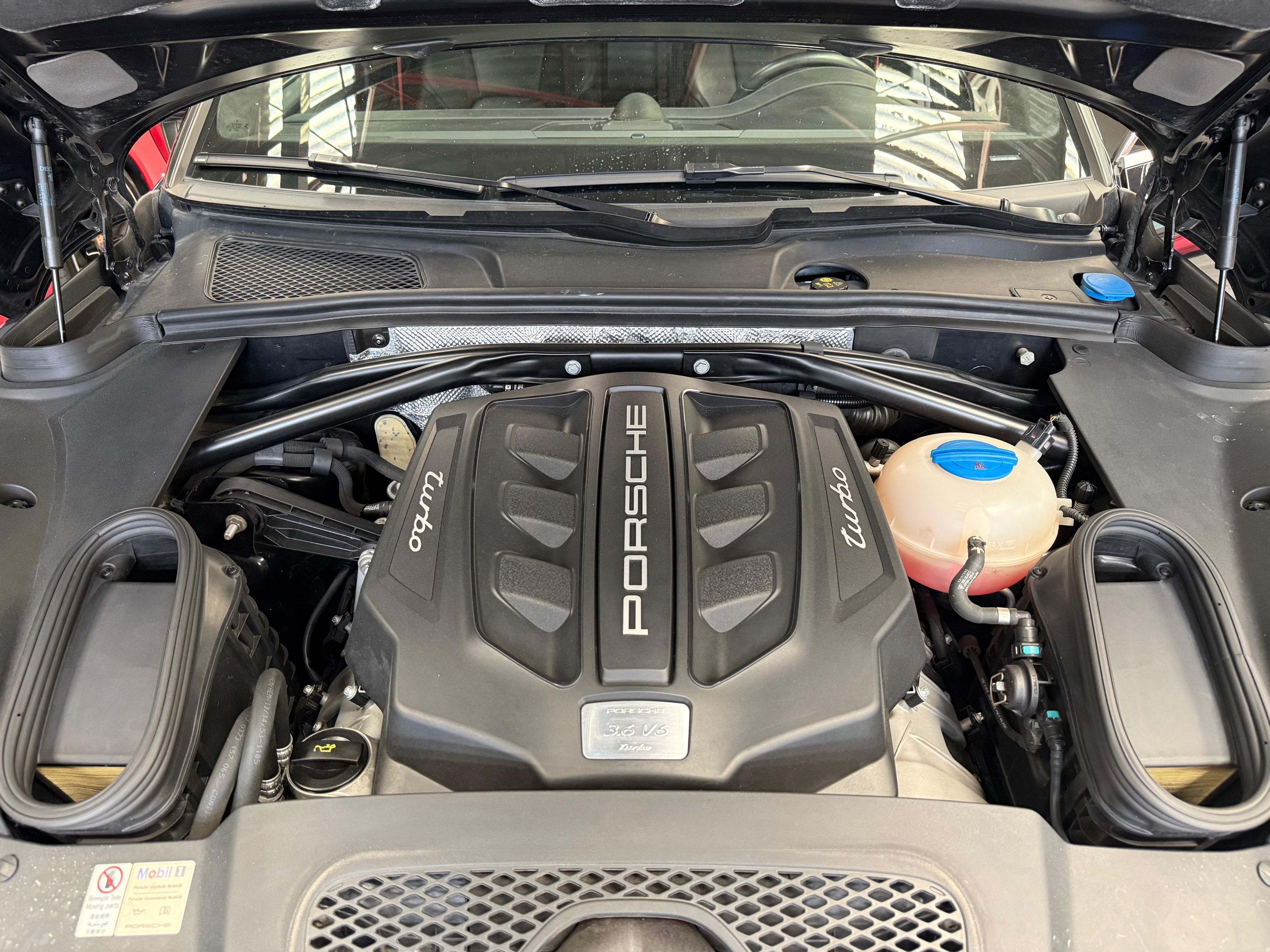 Porsche Macan Turbo 2015 — compartiment moteur (27)