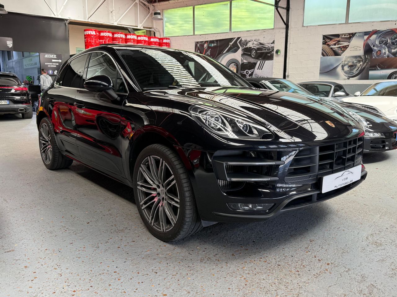 Porsche Macan Turbo 2015 — vue avant trois-quarts (1)