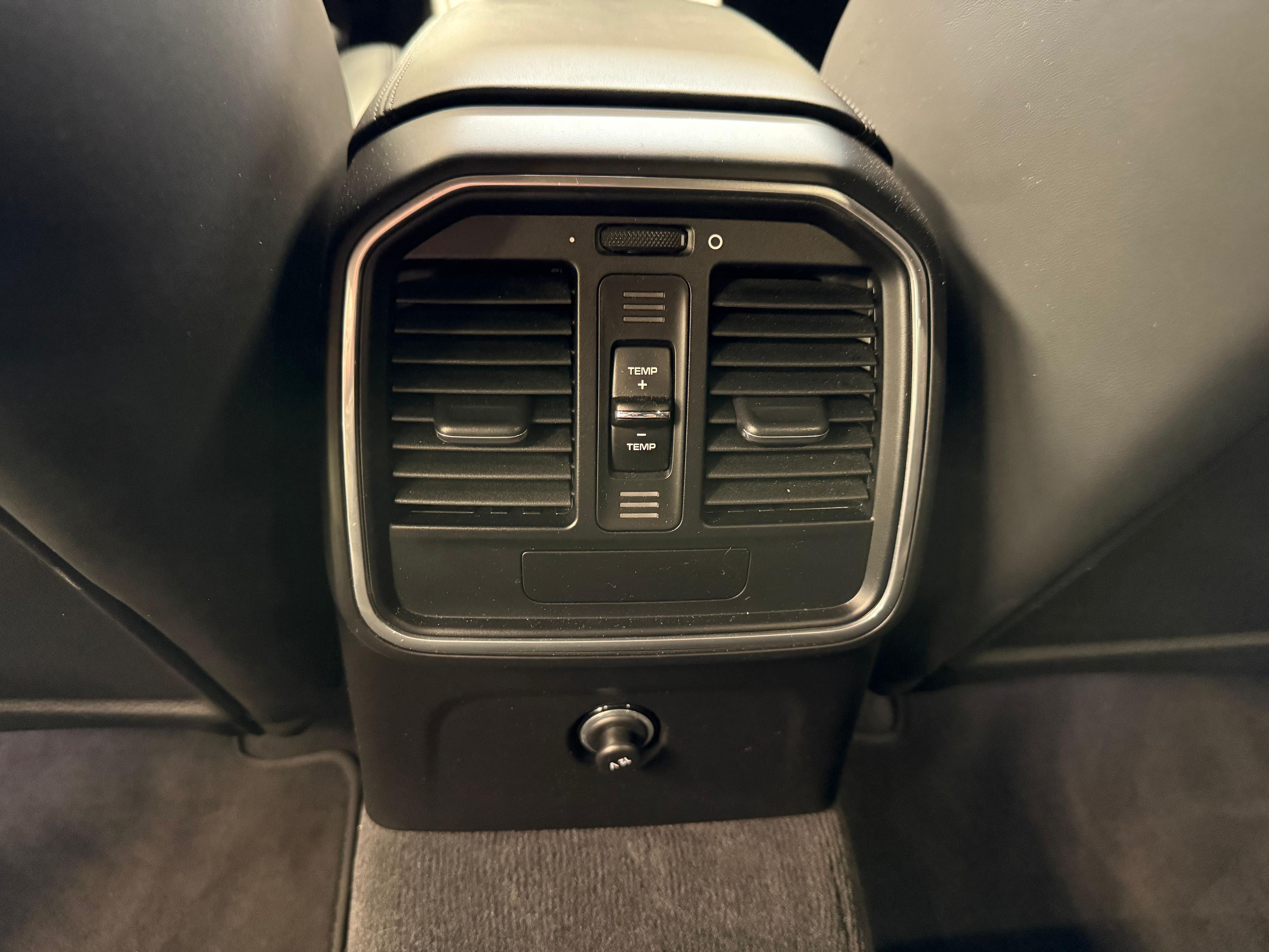 Porsche Macan Turbo 2015 — places arriere (26)