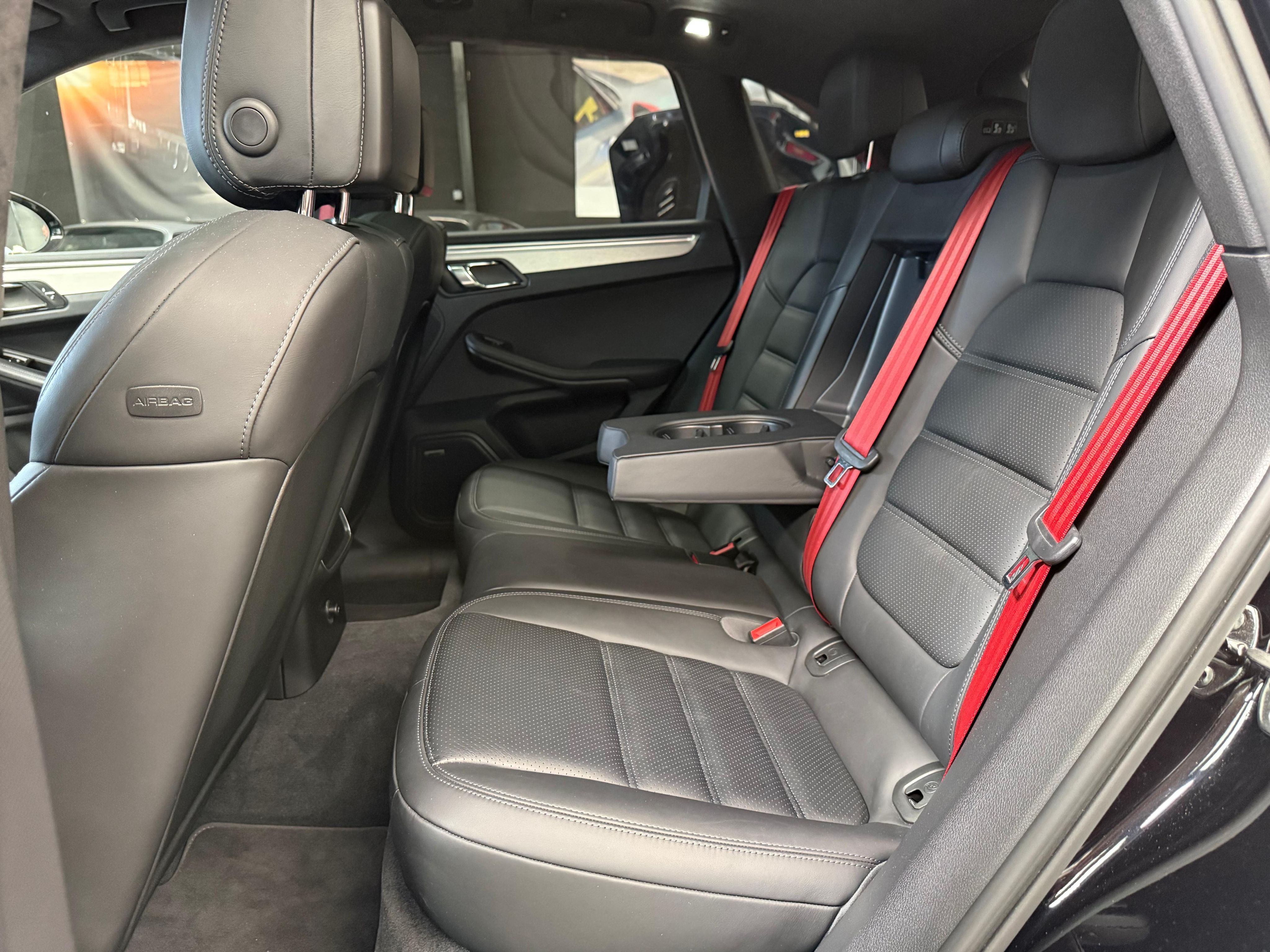 Porsche Macan Turbo 2015 — places arriere (25)