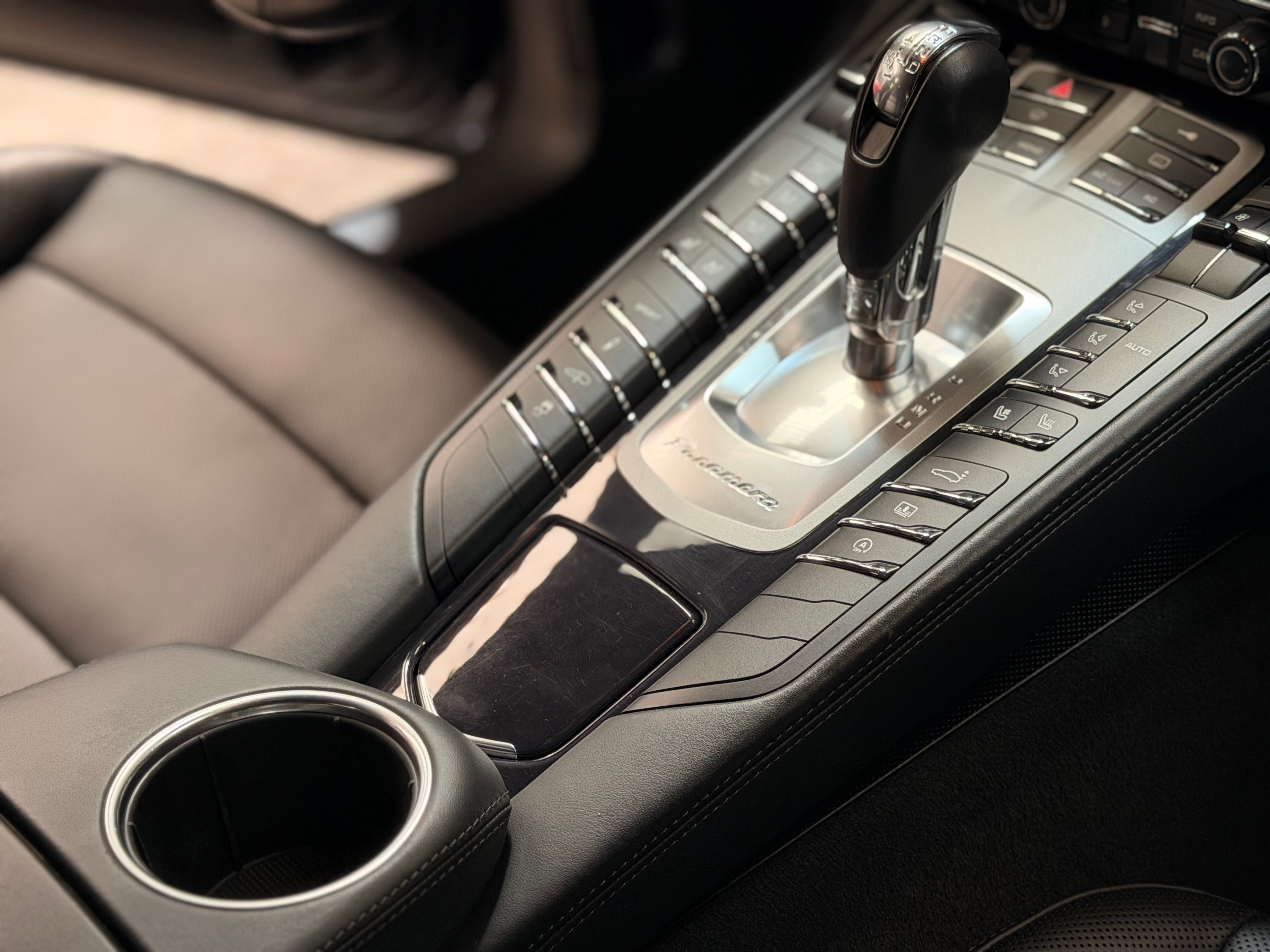 Porsche PANAMERA V8 4.8 400CV PDK /1Main 2010 — detail (48)
