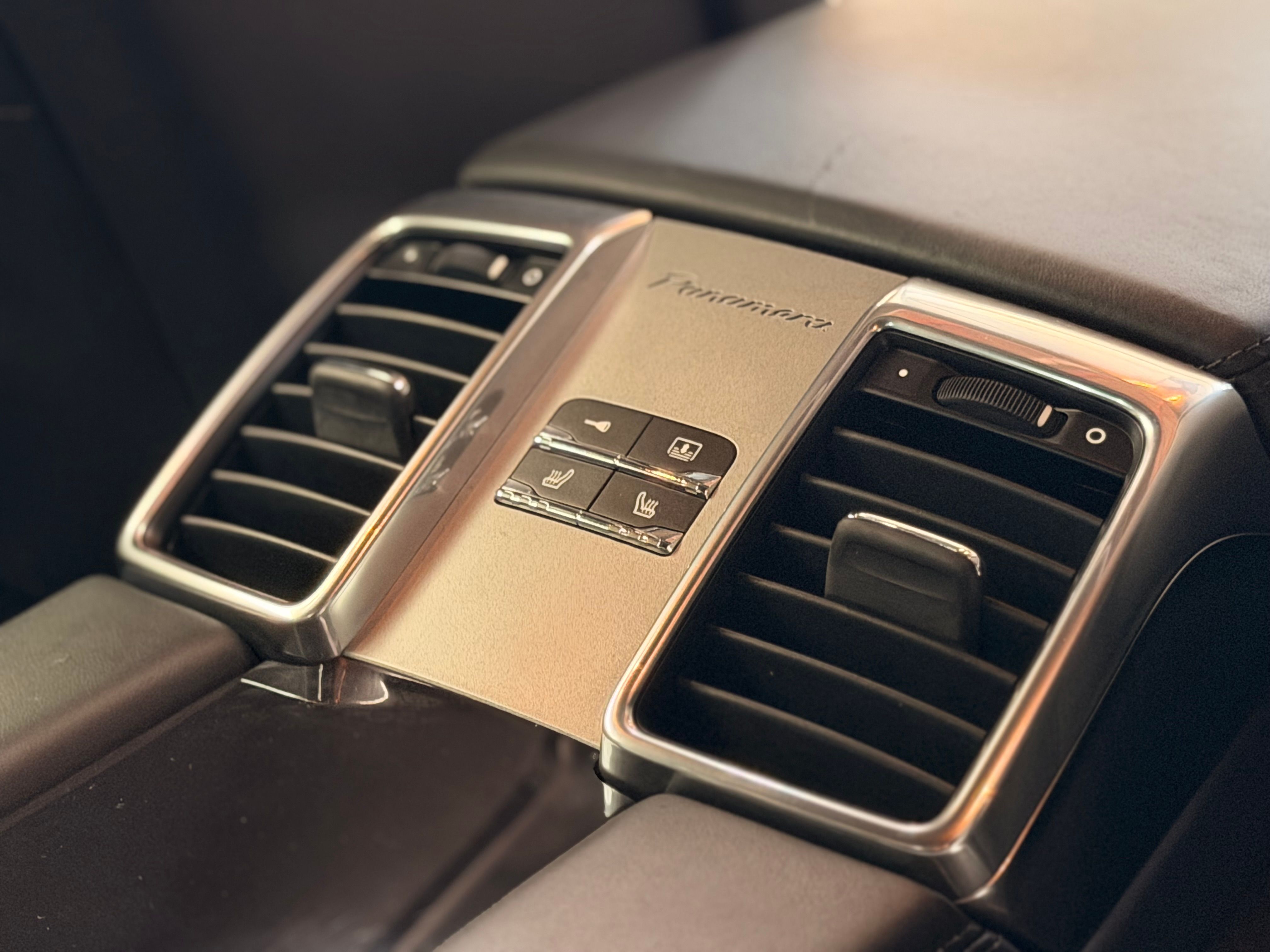 Porsche PANAMERA V8 4.8 400CV PDK /1Main 2010 — detail (37)
