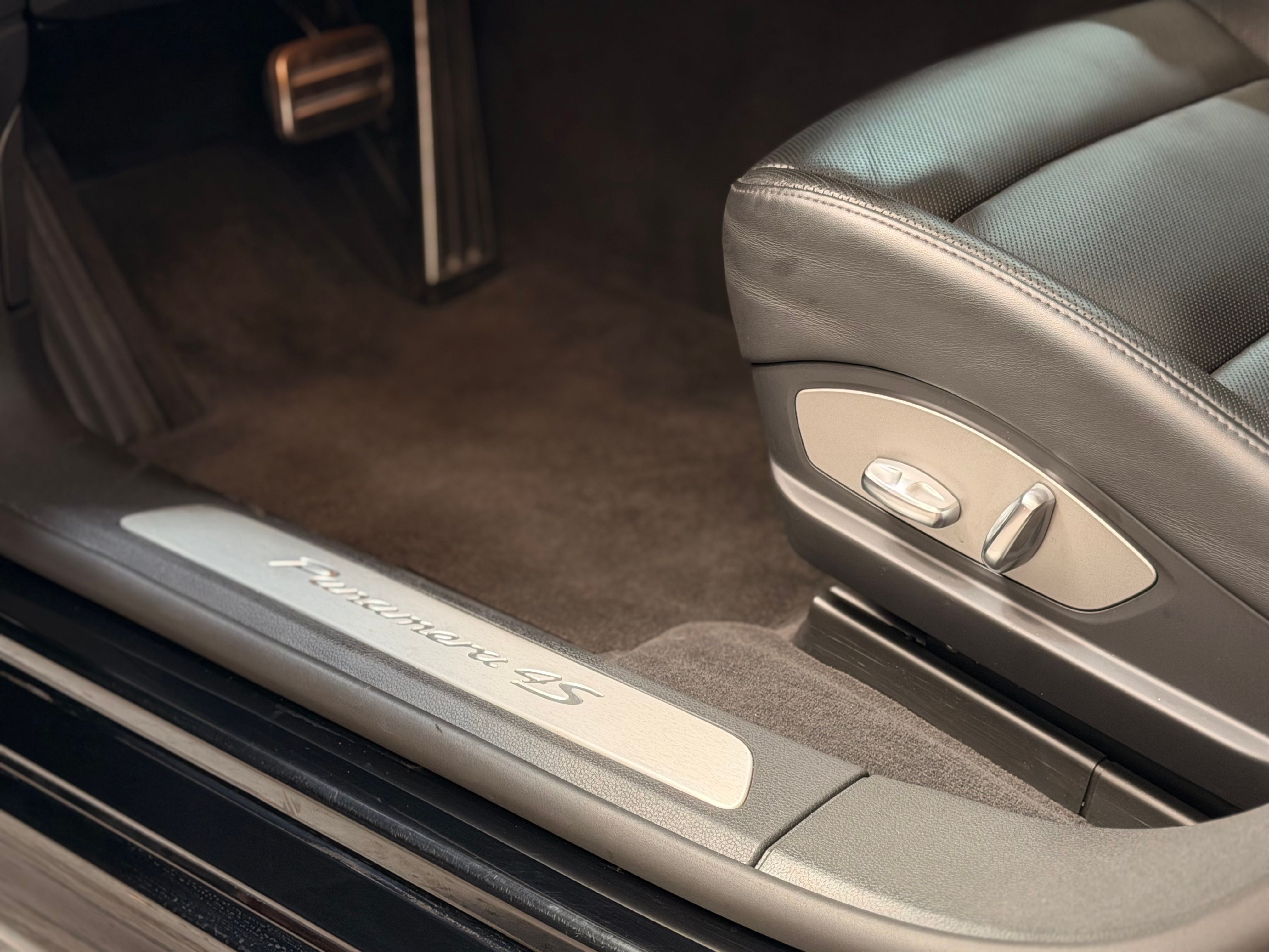 Porsche PANAMERA V8 4.8 400CV PDK /1Main 2010 — detail (42)