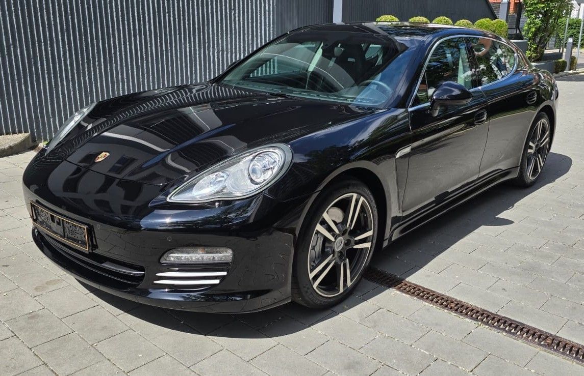 Porsche PANAMERA 4S 1Main 2010 — vue avant trois-quarts (1)