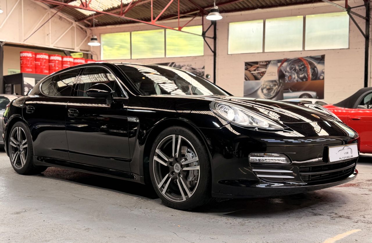 Porsche PANAMERA V8 4.8 400CV PDK /1Main 2010 — vue avant trois-quarts (1)