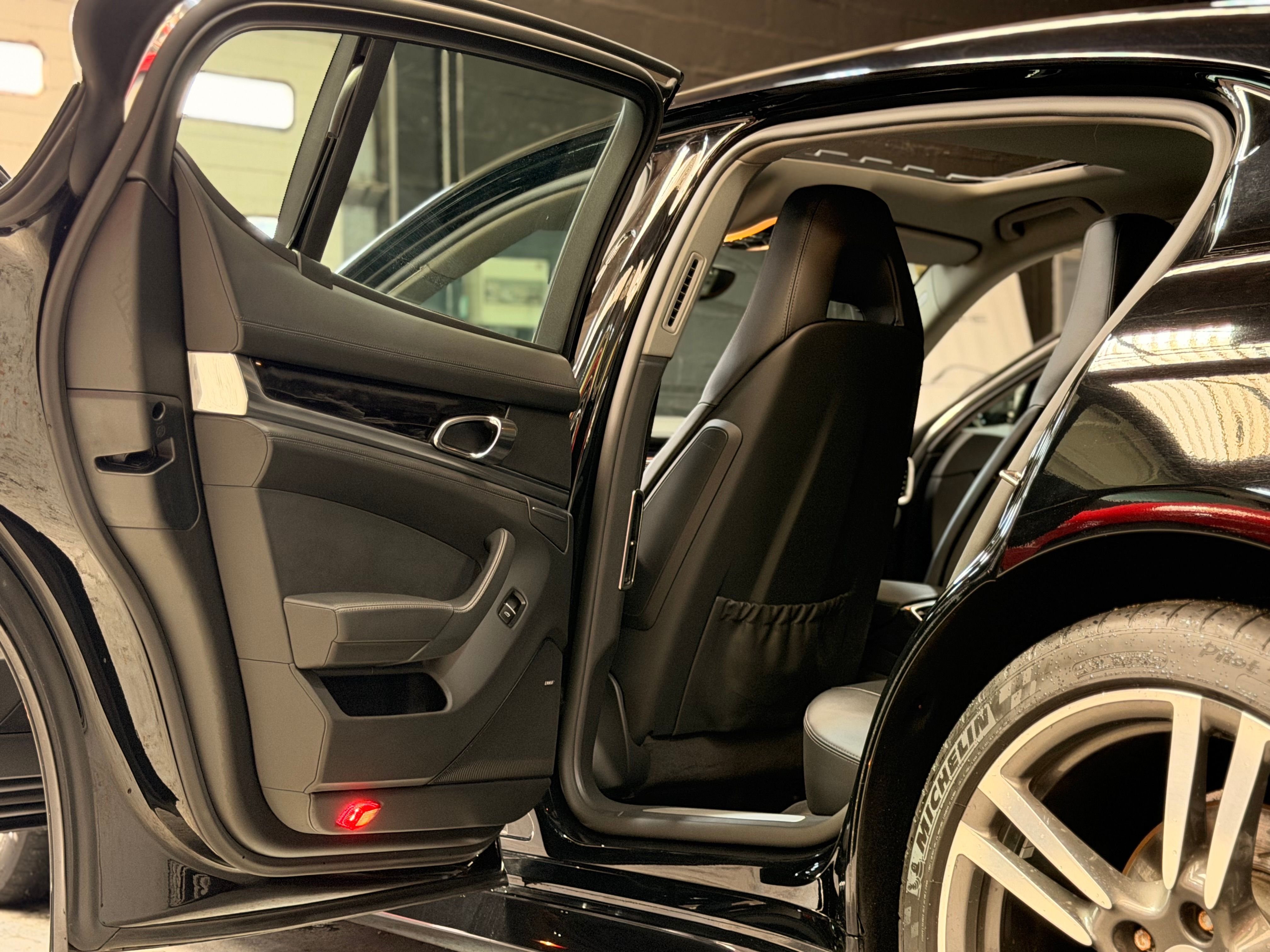 Porsche PANAMERA V8 4.8 400CV PDK /1Main 2010 — places arriere (31)