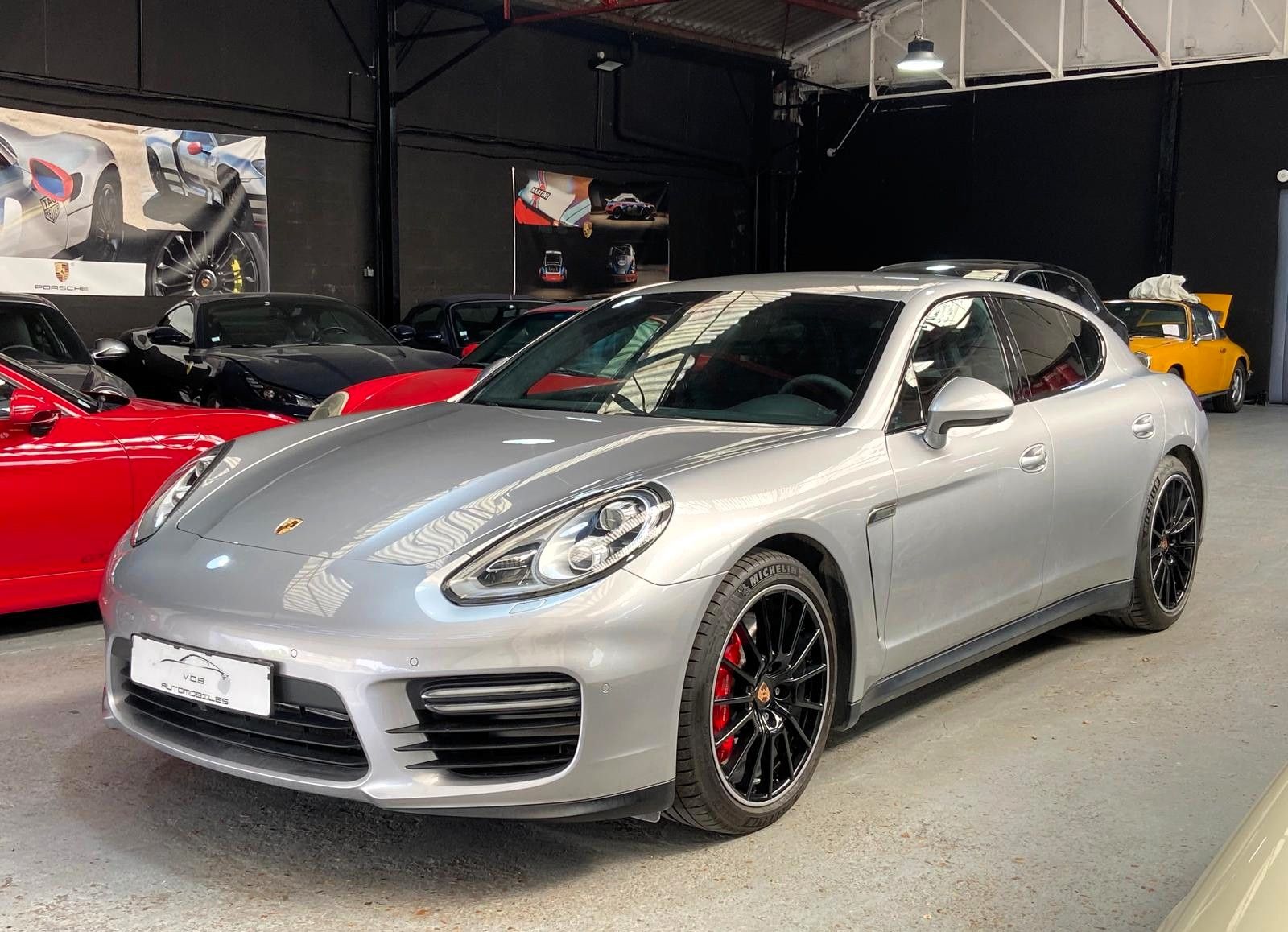 Porsche Panamera GTS 2014 — vue avant trois-quarts (5)