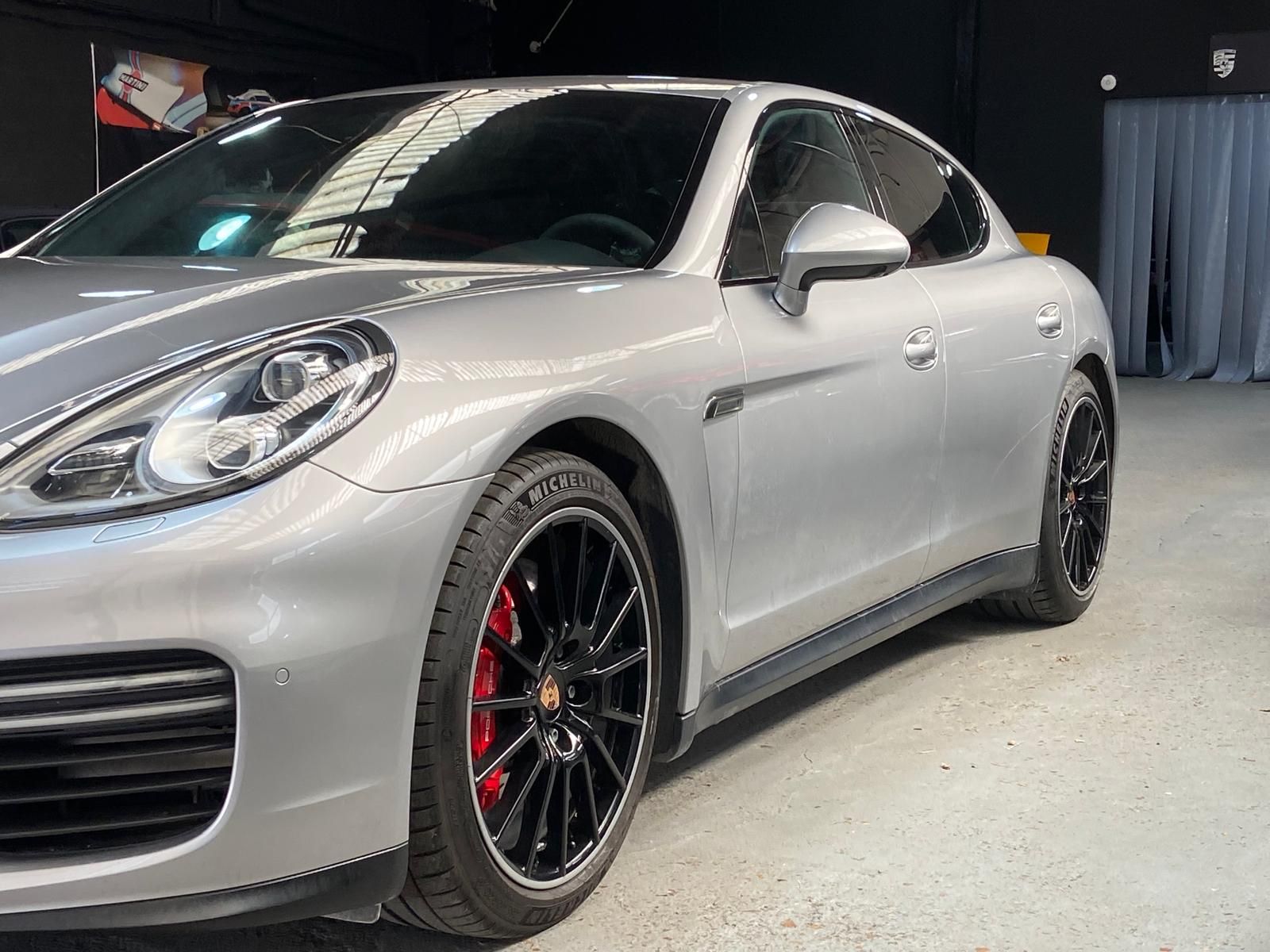 Porsche Panamera GTS 2014 — vue avant trois-quarts (4)