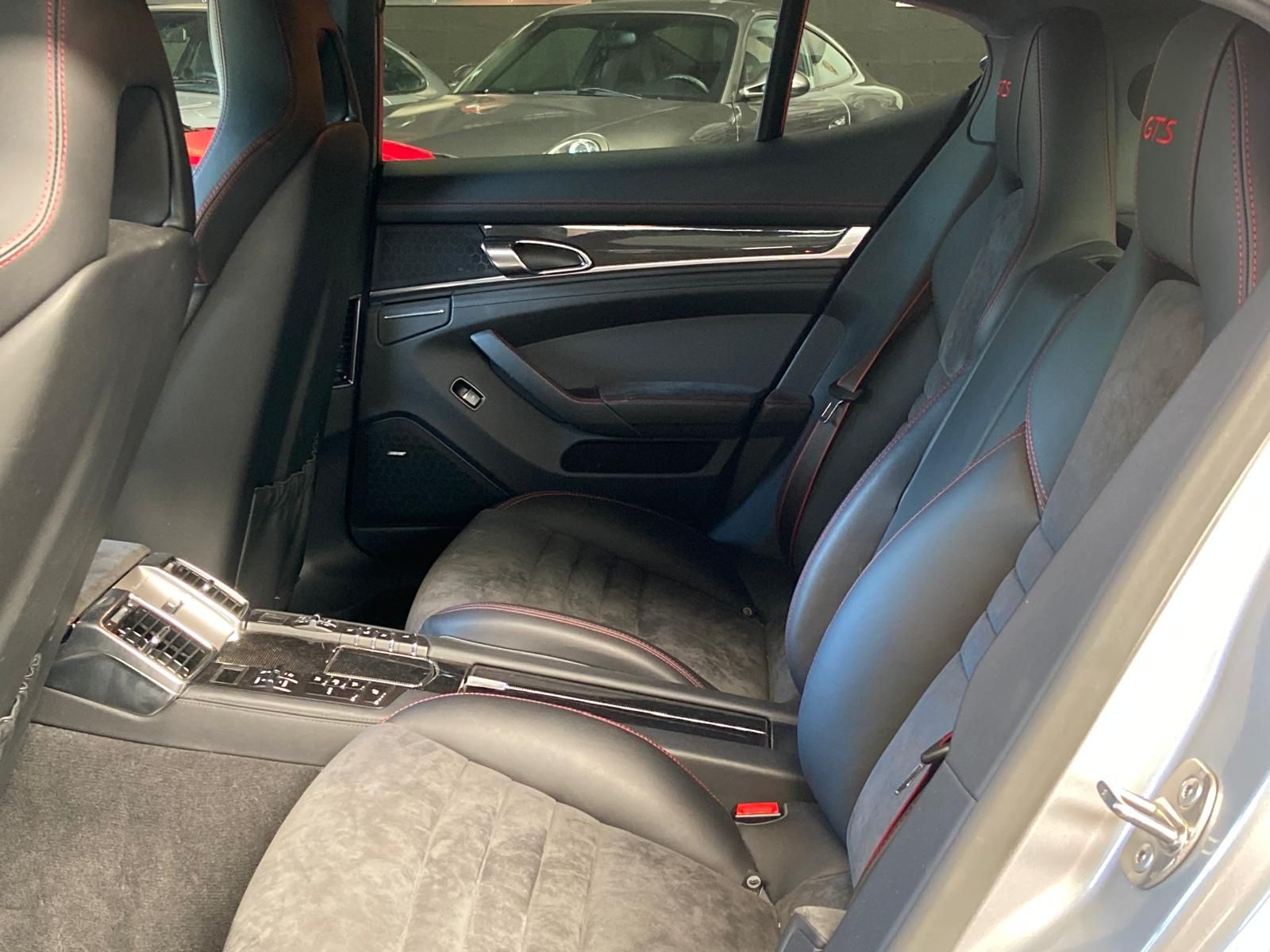 Porsche Panamera GTS 2014 — places arriere (29)